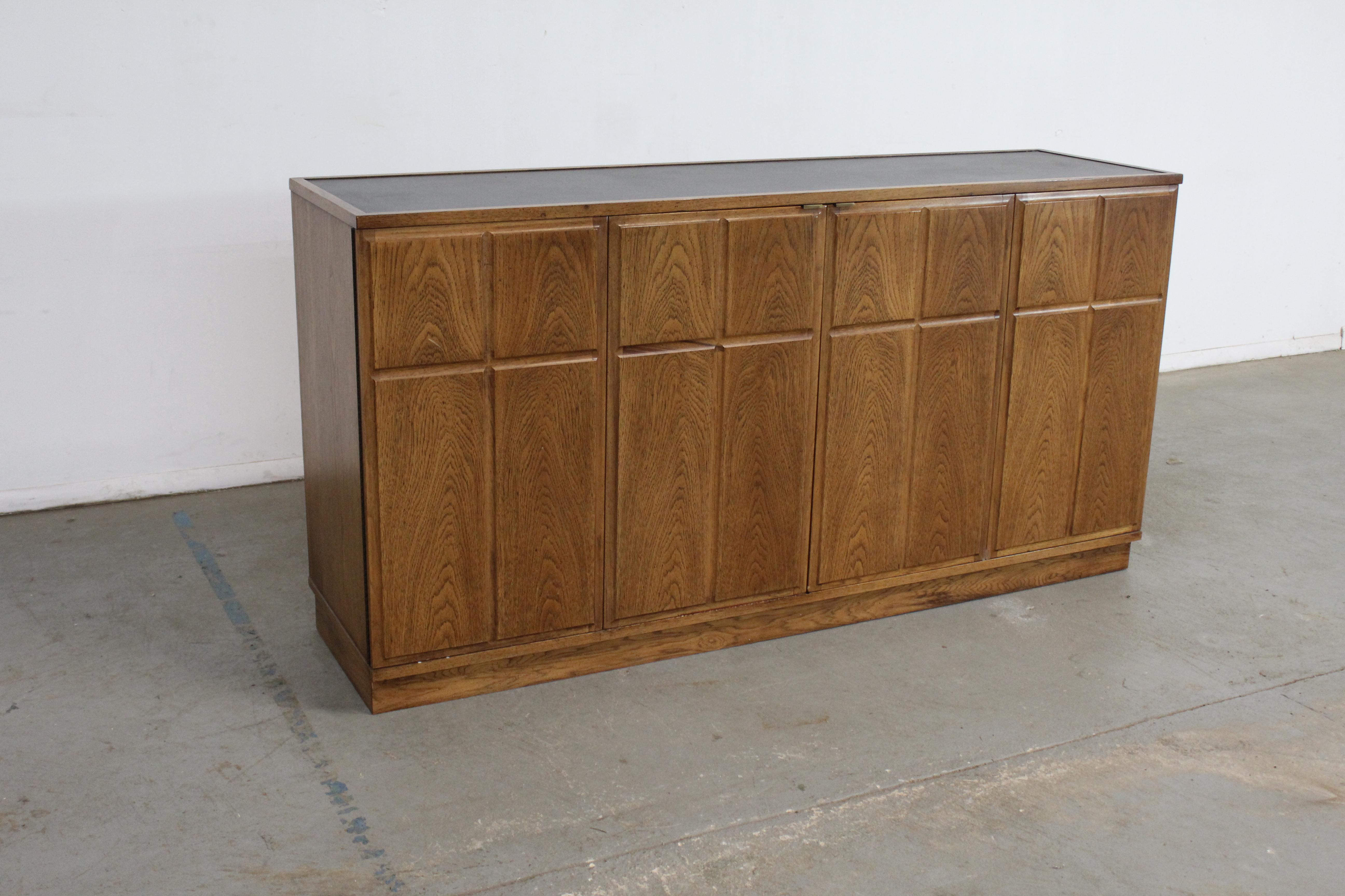 Mid-Century Modern 2 door credenza/sideboard by Founders


Offered is a beautiful Mid-Century Modern 2 Door Credenza/Sideboard with ample storage space, which was designed by Founders. Features 6 drawers and 2 bifold doors. The top shows great