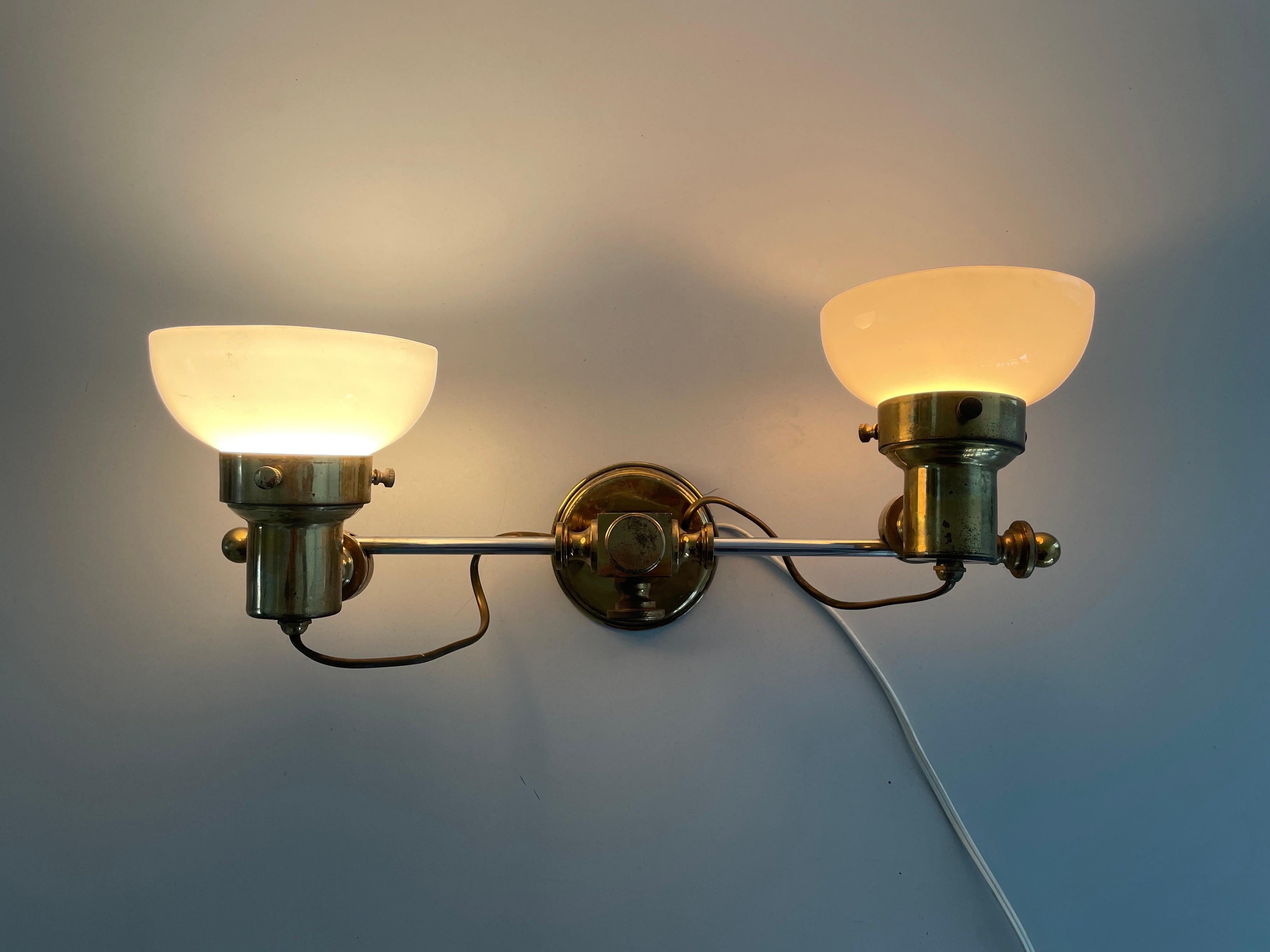 Lampada da parete moderna a 2 teste in vetro opalino e ottone, 1960, Italia in vendita 3