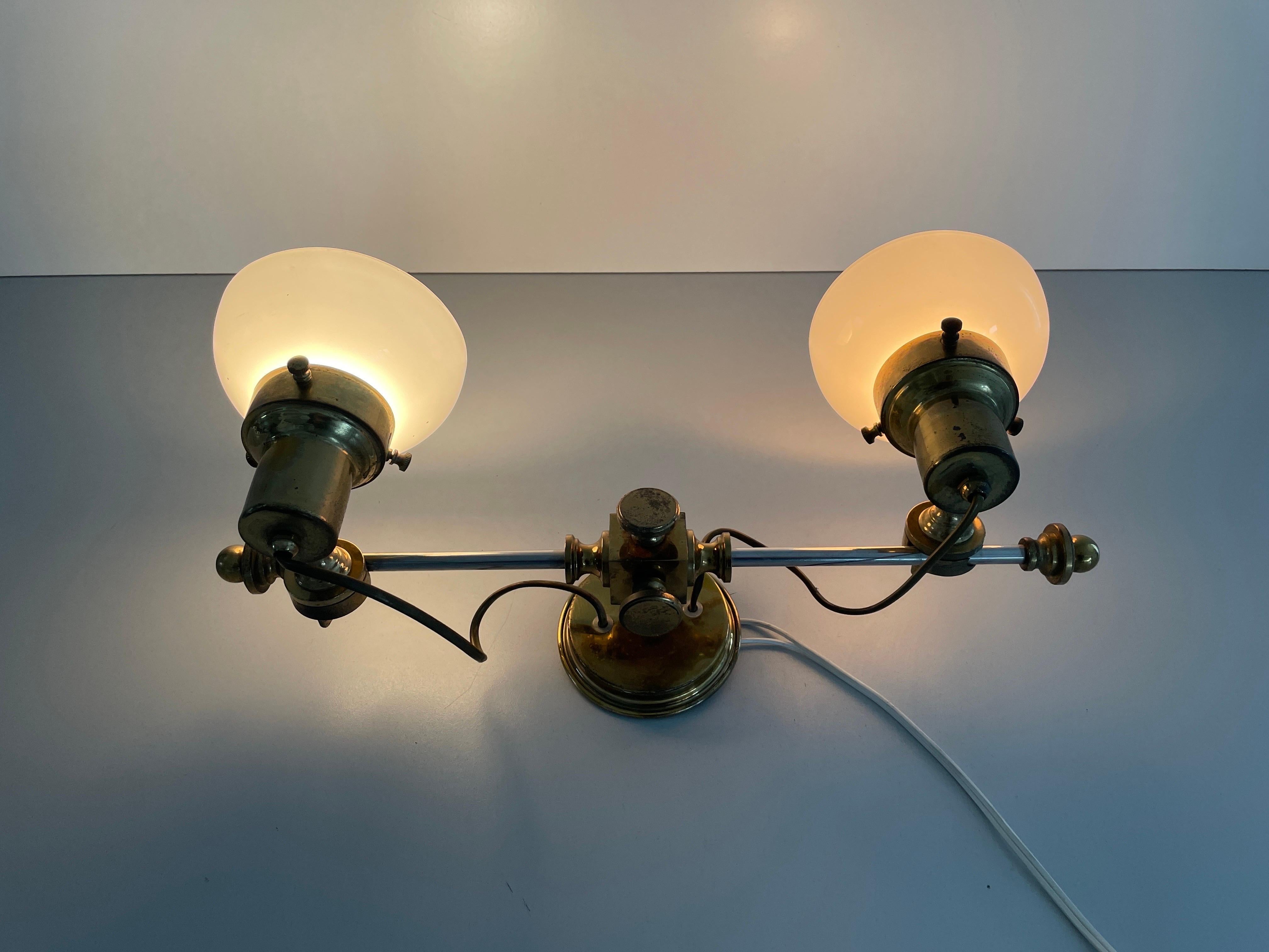 Lampada da parete moderna a 2 teste in vetro opalino e ottone, 1960, Italia in vendita 4