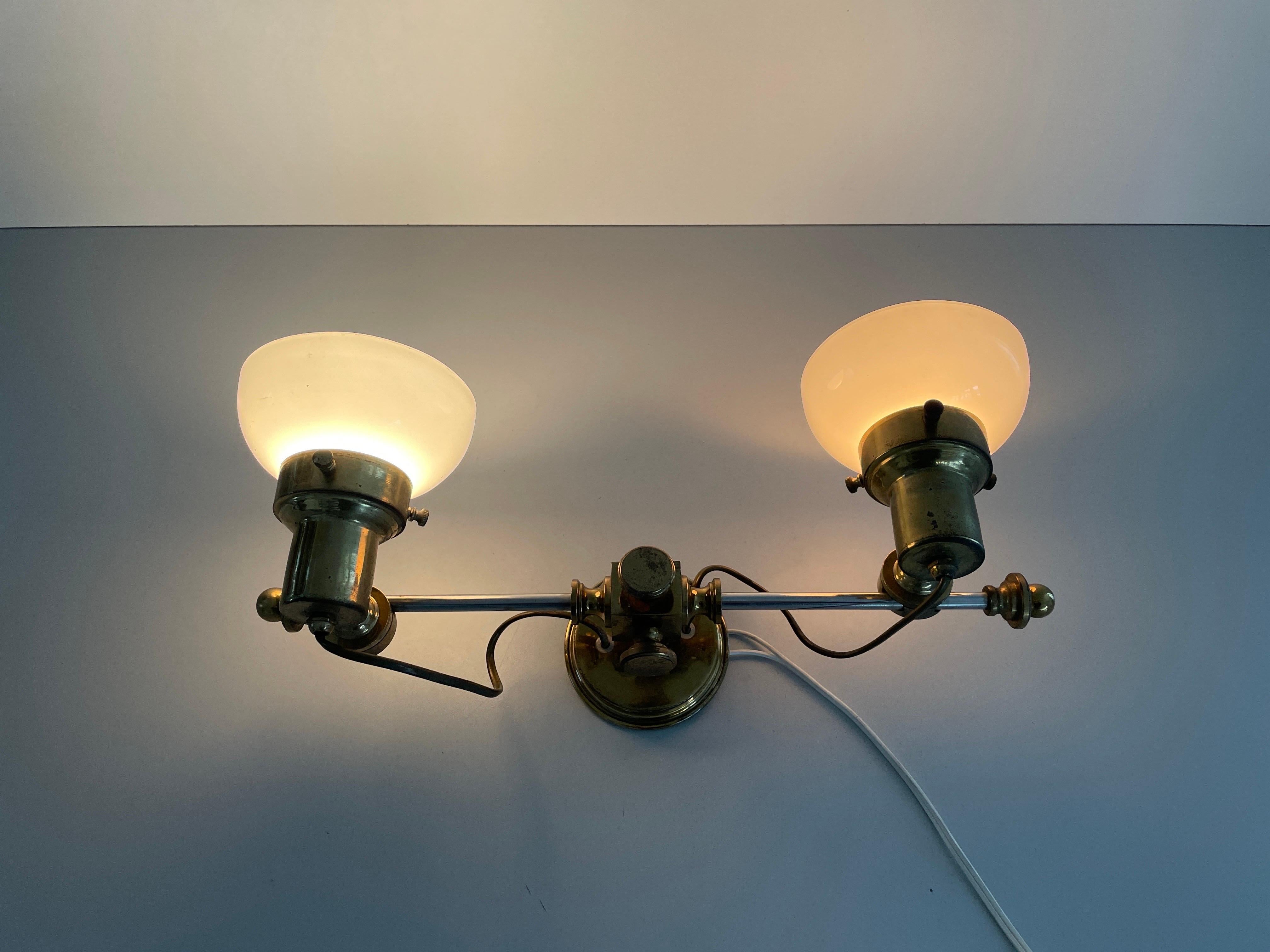 Lampada da parete moderna a 2 teste in vetro opalino e ottone, 1960, Italia in vendita 5