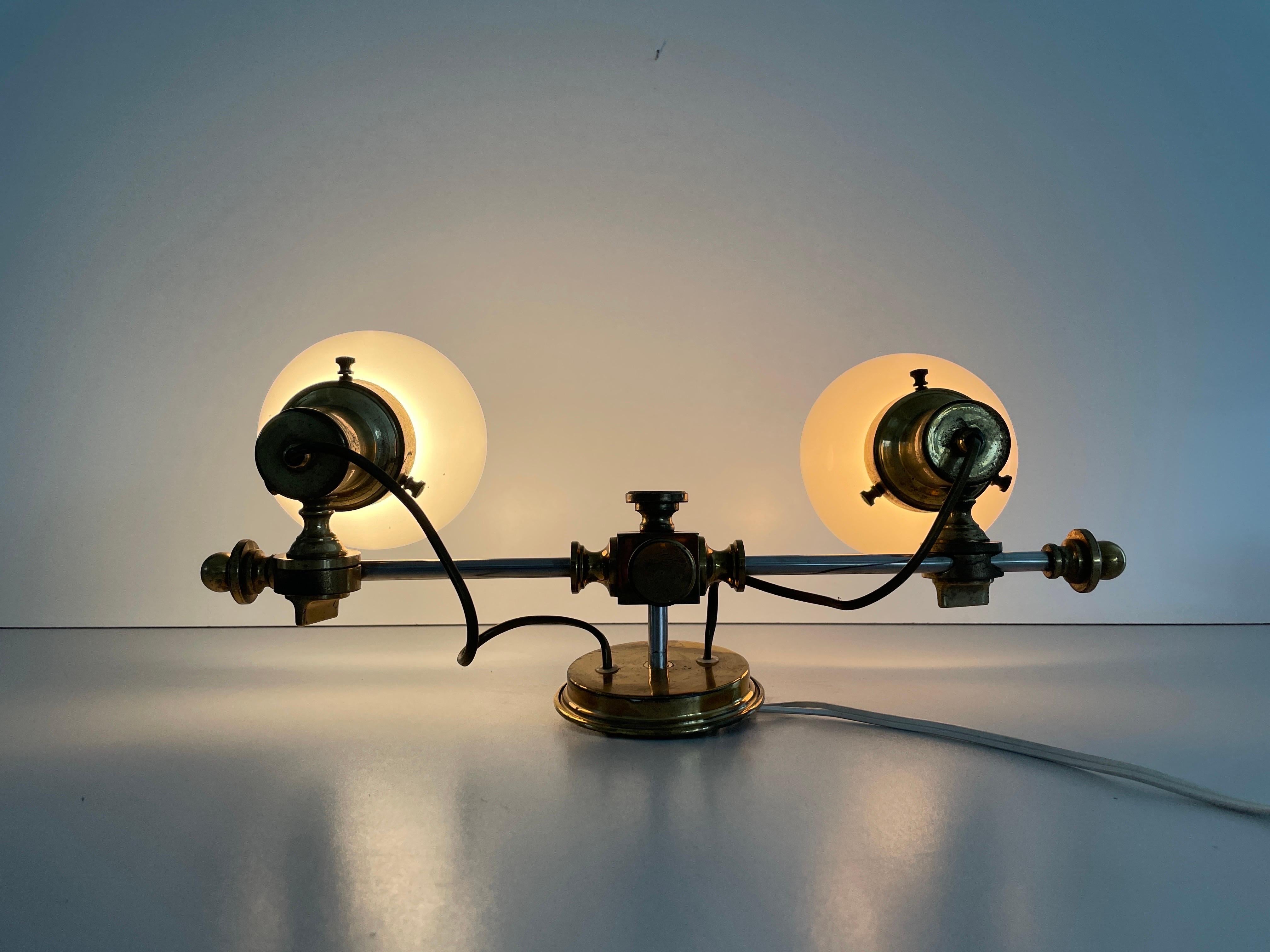 Lampada da parete moderna a 2 teste in vetro opalino e ottone, 1960, Italia in vendita 6