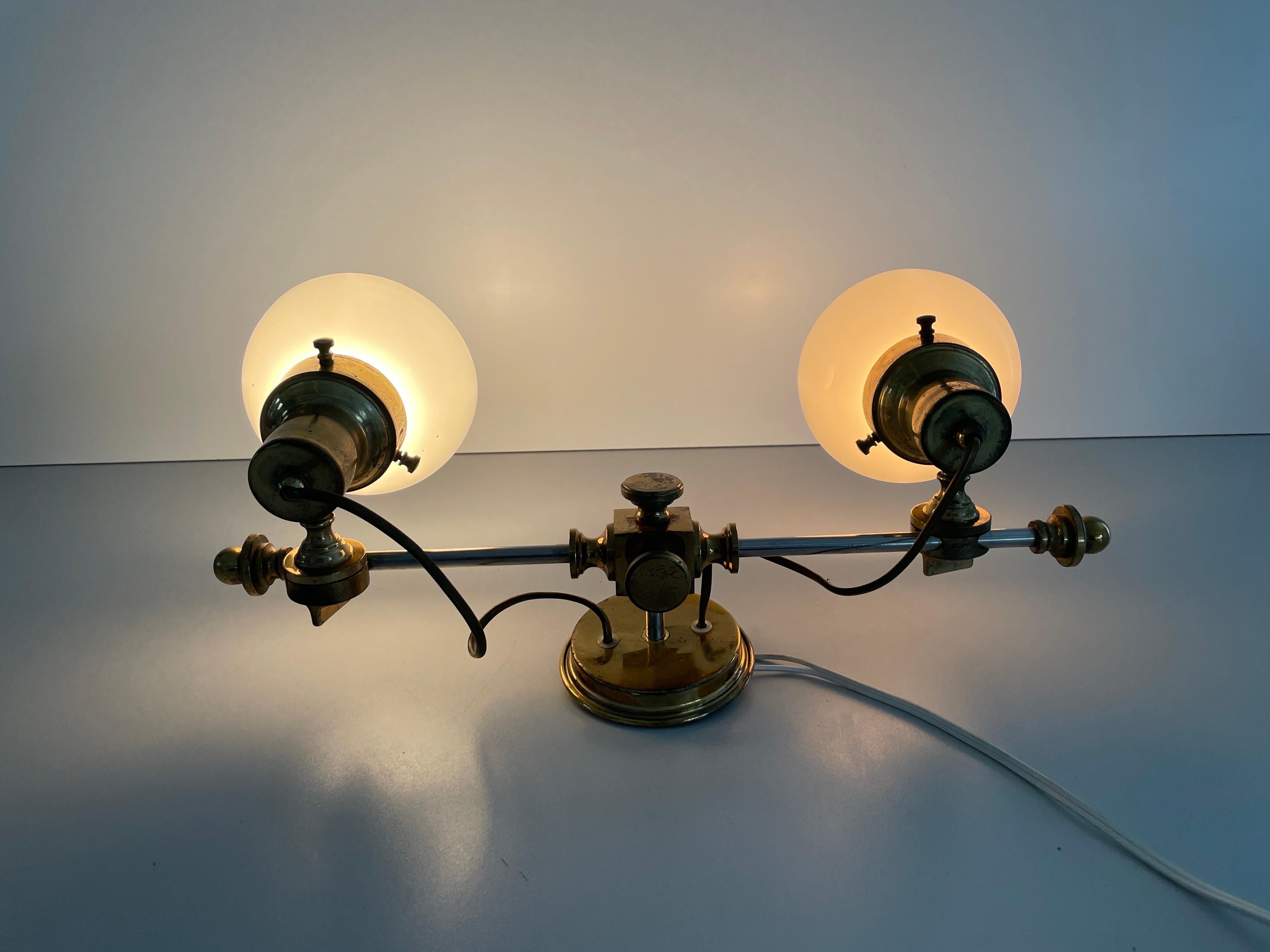Lampada da parete moderna a 2 teste in vetro opalino e ottone, 1960, Italia in vendita 7