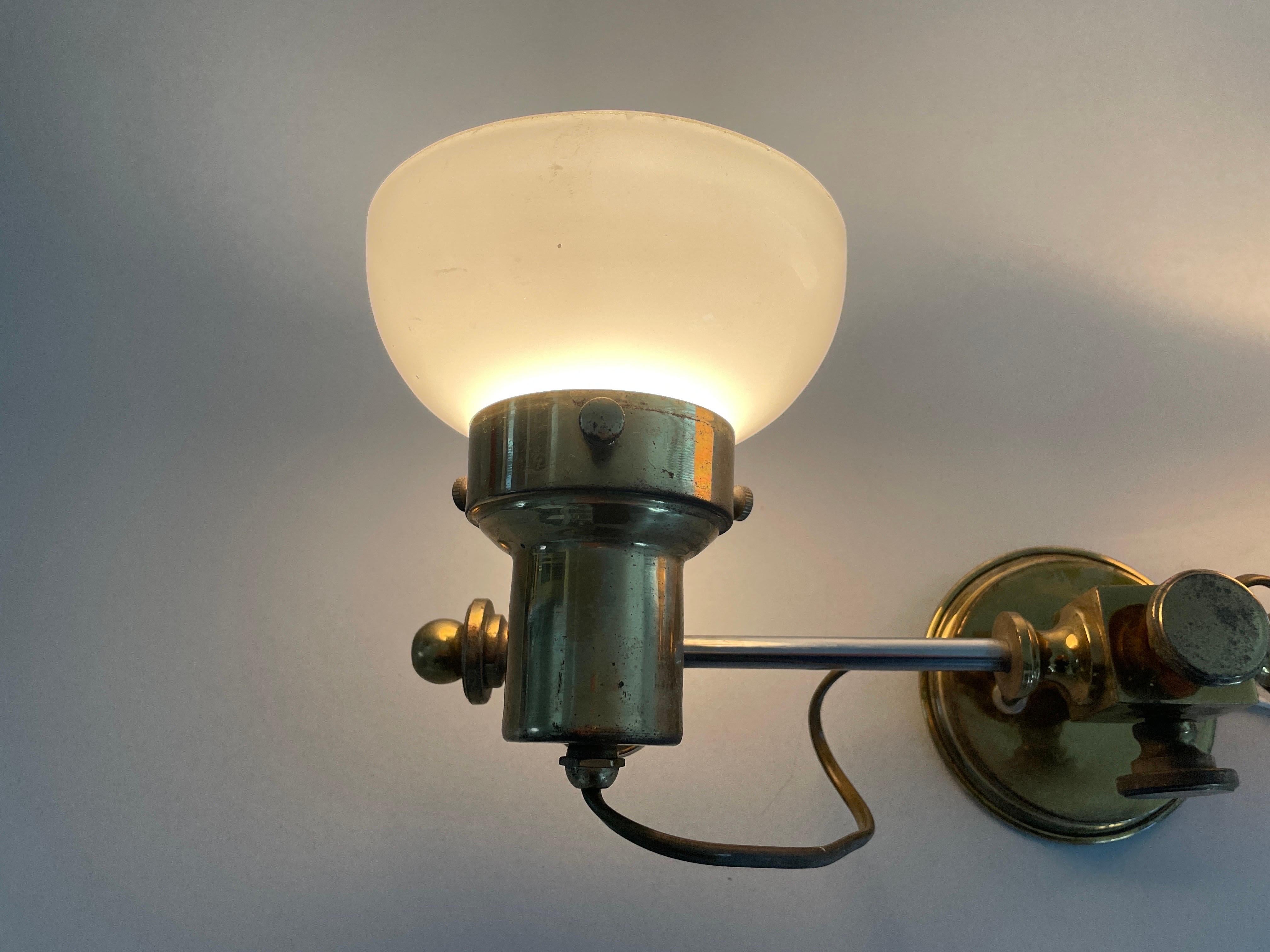 Lampada da parete moderna a 2 teste in vetro opalino e ottone, 1960, Italia in vendita 8