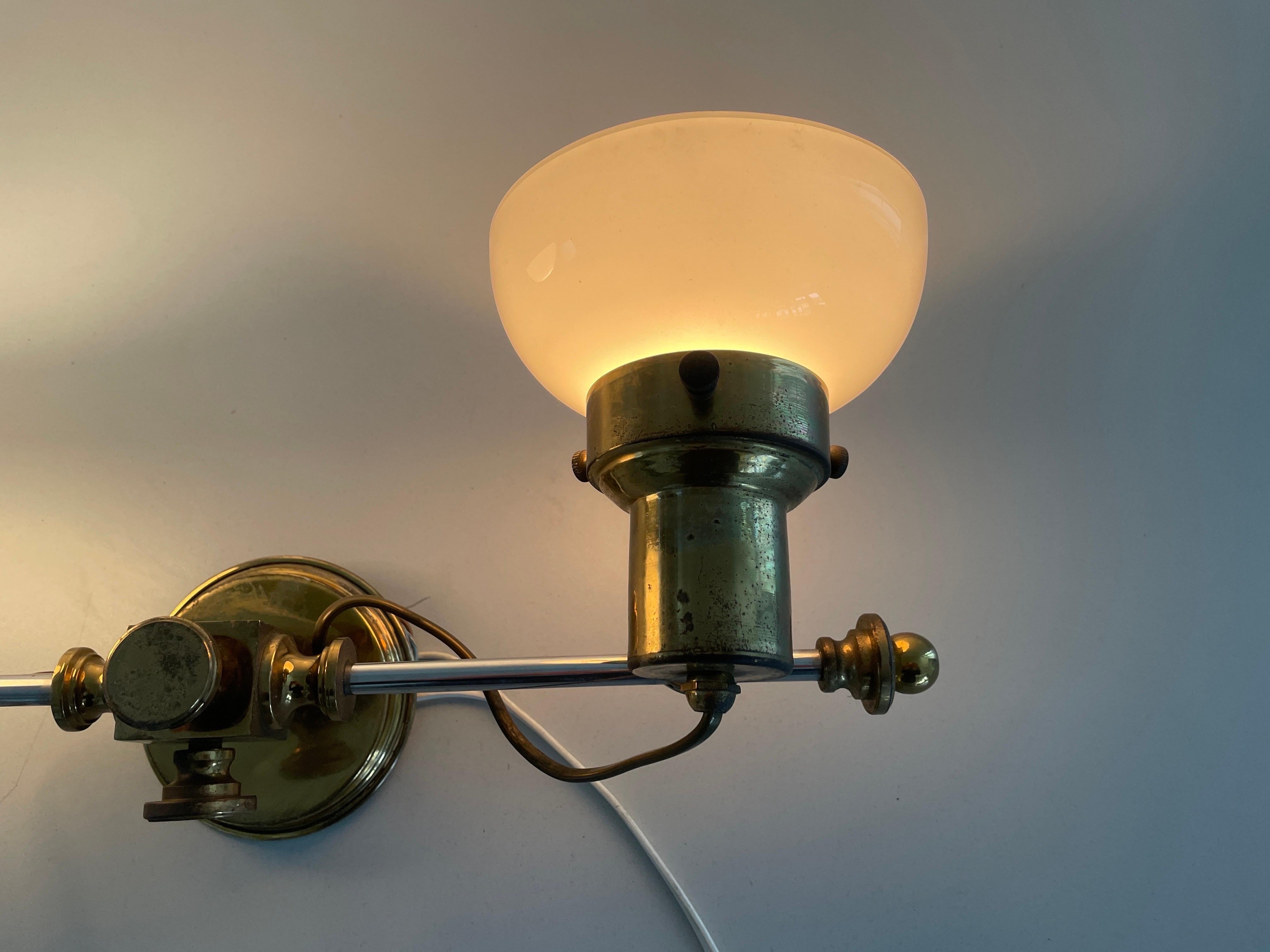 Lampada da parete moderna a 2 teste in vetro opalino e ottone, 1960, Italia in vendita 9