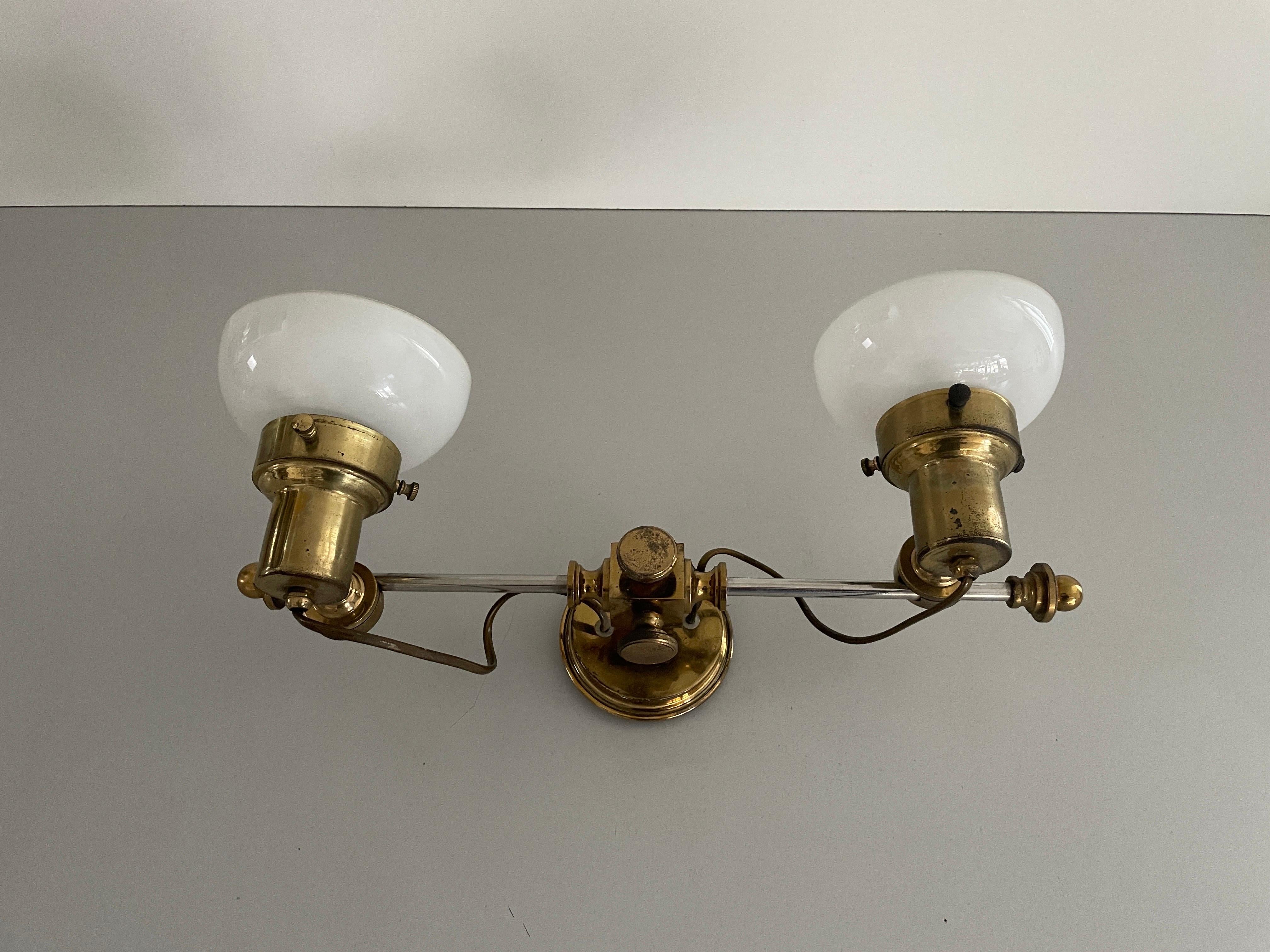 Lampada da parete moderna a 2 teste in vetro opalino e ottone, 1960, Italia

Le lampade sono in ottime condizioni vintage. 


Questa lampada funziona con  2x lampadine E14. 
Cablato e adatto all'uso con 220V e 110V per tutti i