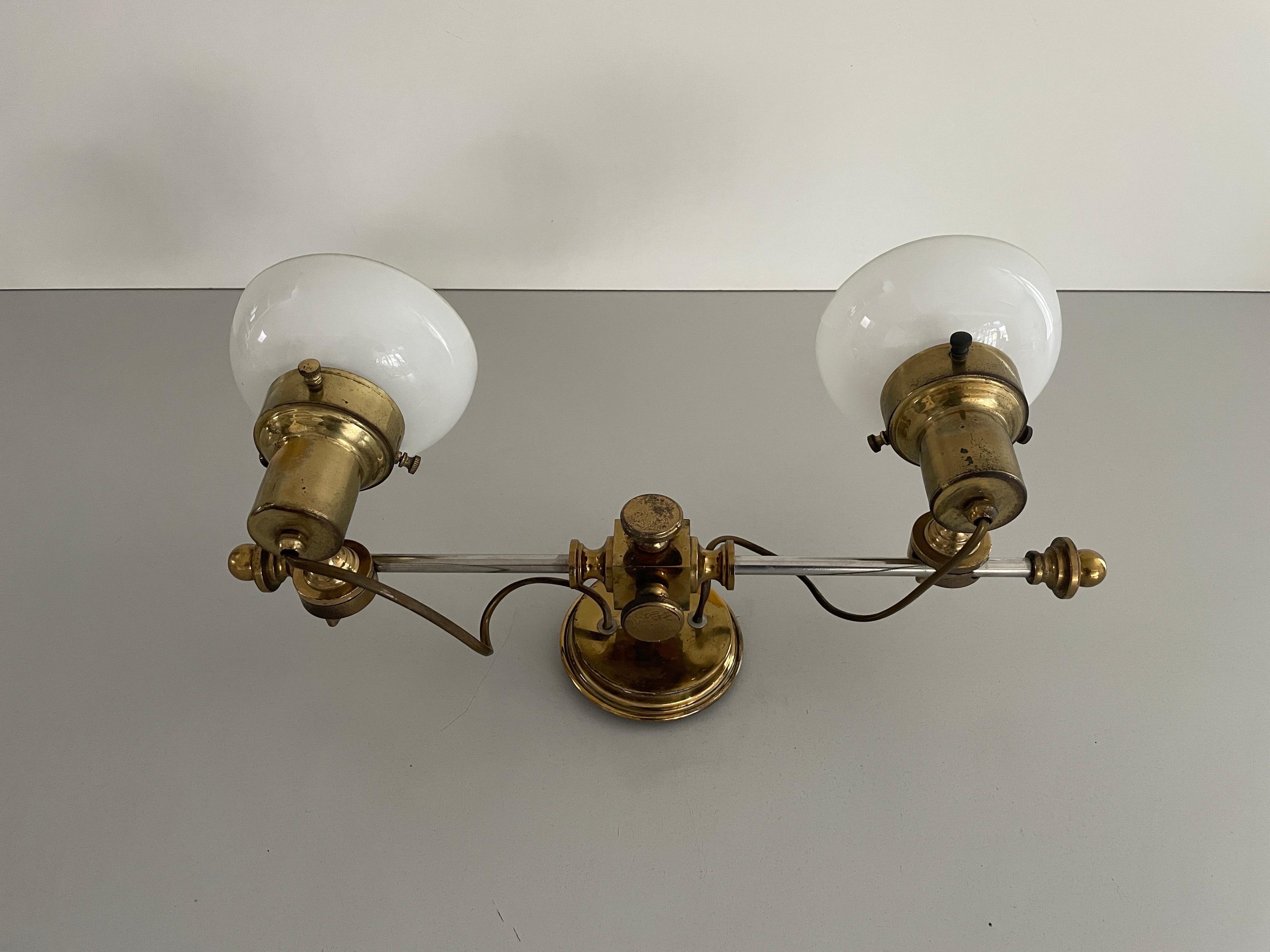 Mid-Century moderno Lampada da parete moderna a 2 teste in vetro opalino e ottone, 1960, Italia in vendita