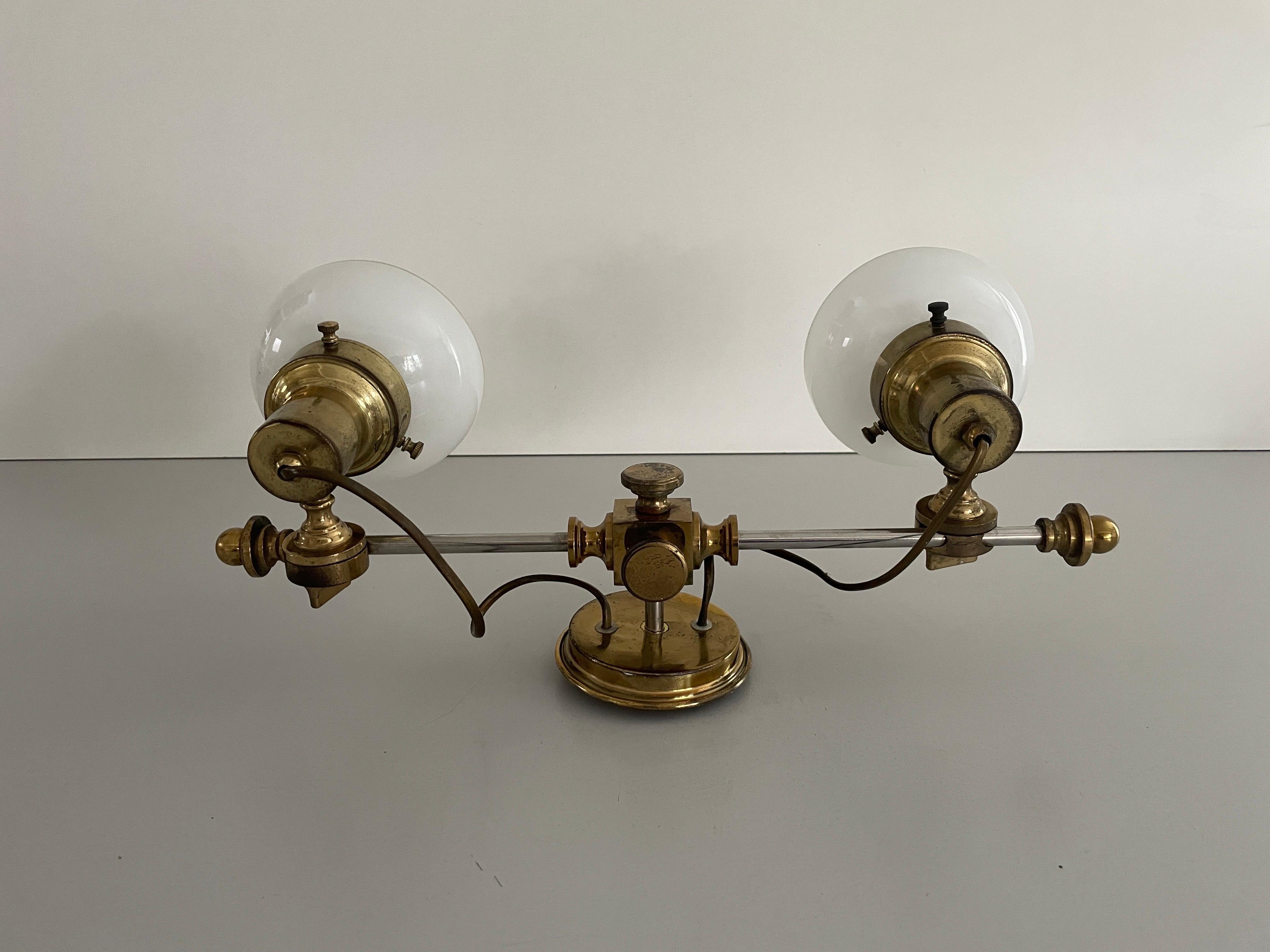 Italiano Lampada da parete moderna a 2 teste in vetro opalino e ottone, 1960, Italia in vendita