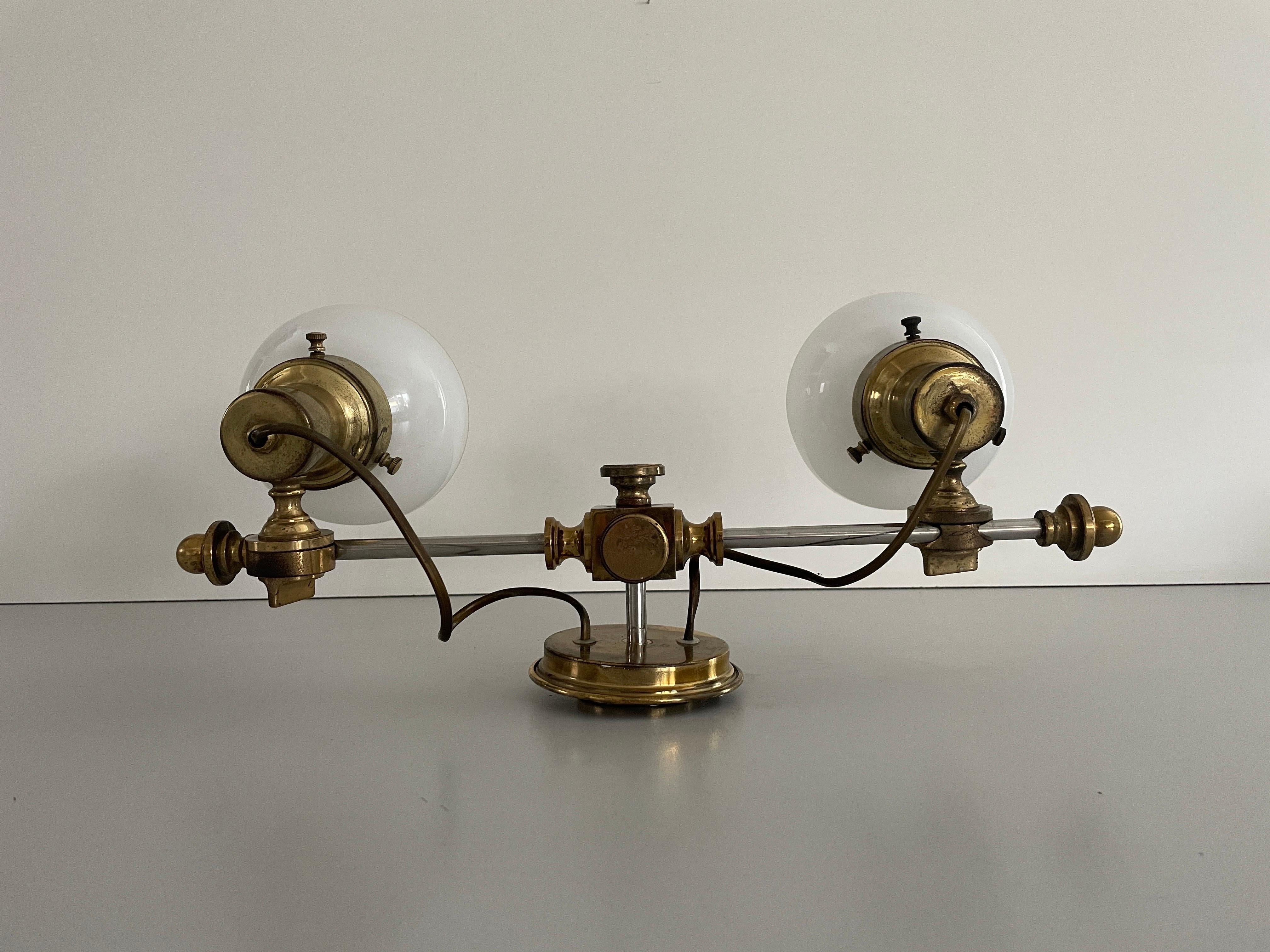 Lampada da parete moderna a 2 teste in vetro opalino e ottone, 1960, Italia In condizioni ottime in vendita a Hagenbach, DE