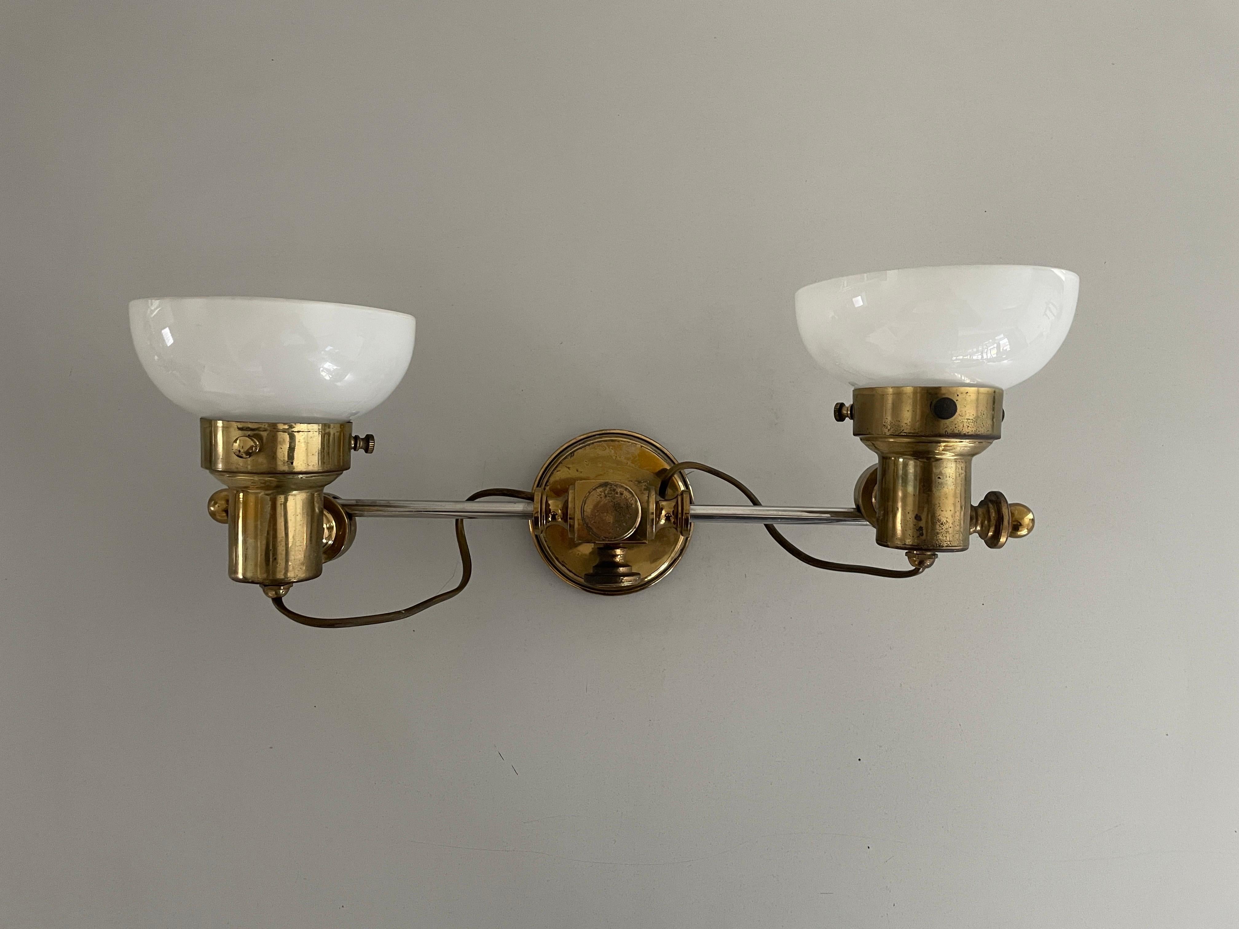 Metà XX secolo Lampada da parete moderna a 2 teste in vetro opalino e ottone, 1960, Italia in vendita