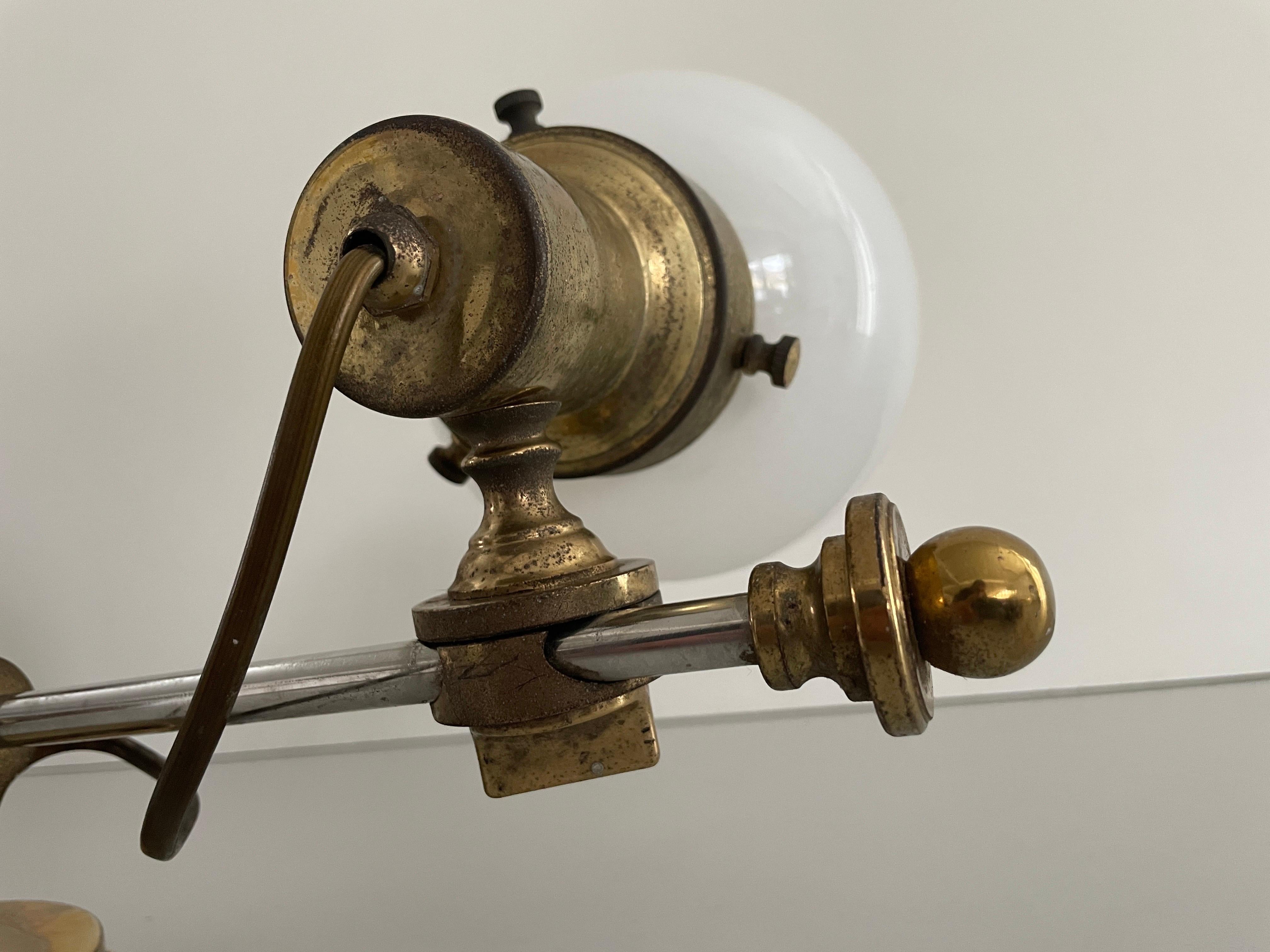 Lampada da parete moderna a 2 teste in vetro opalino e ottone, 1960, Italia in vendita 1