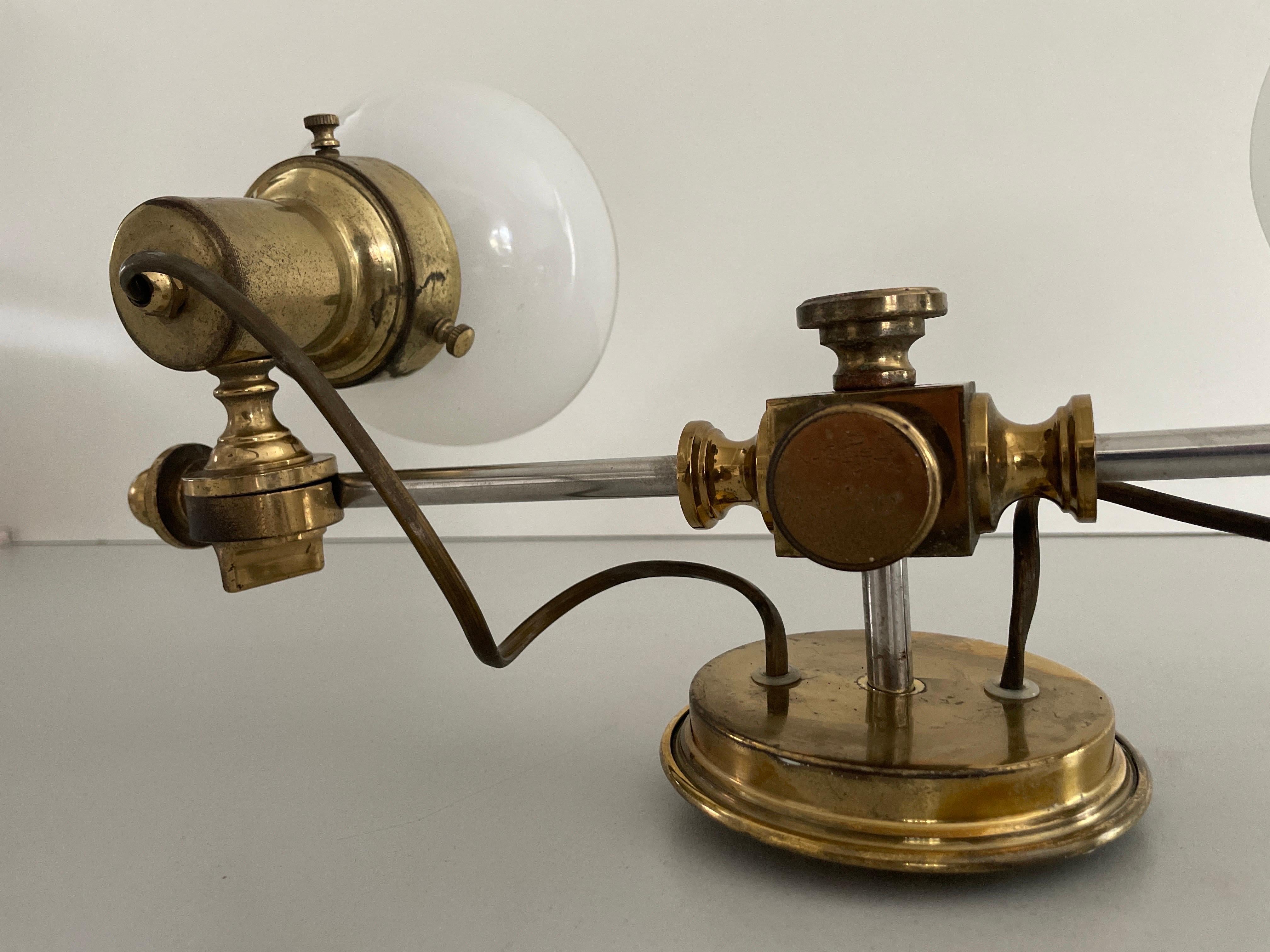 Lampada da parete moderna a 2 teste in vetro opalino e ottone, 1960, Italia in vendita 2