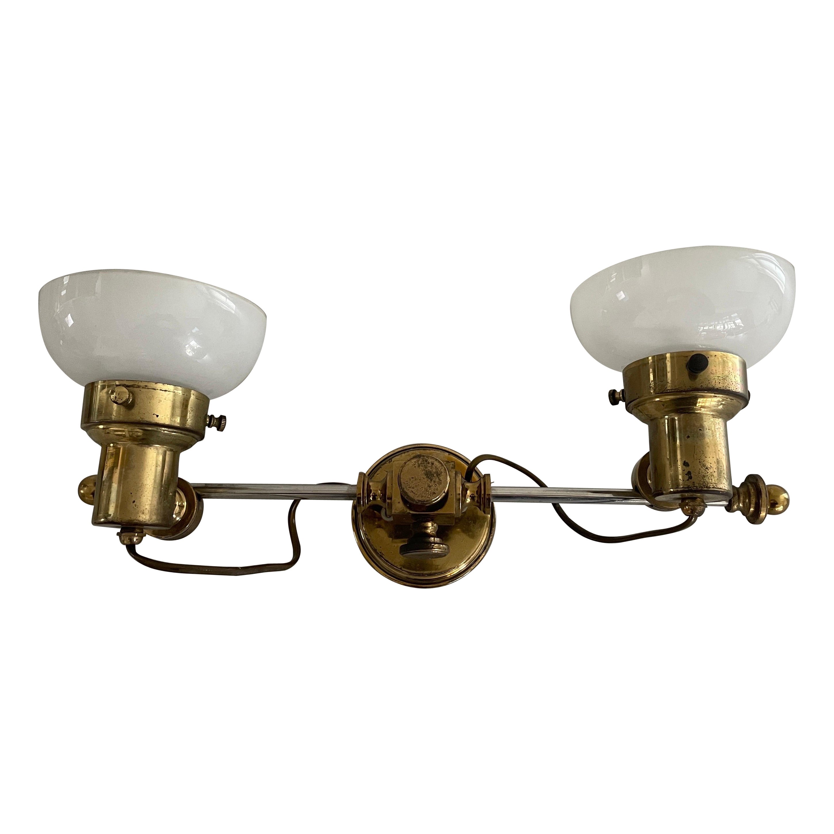Lampada da parete moderna a 2 teste in vetro opalino e ottone, 1960, Italia