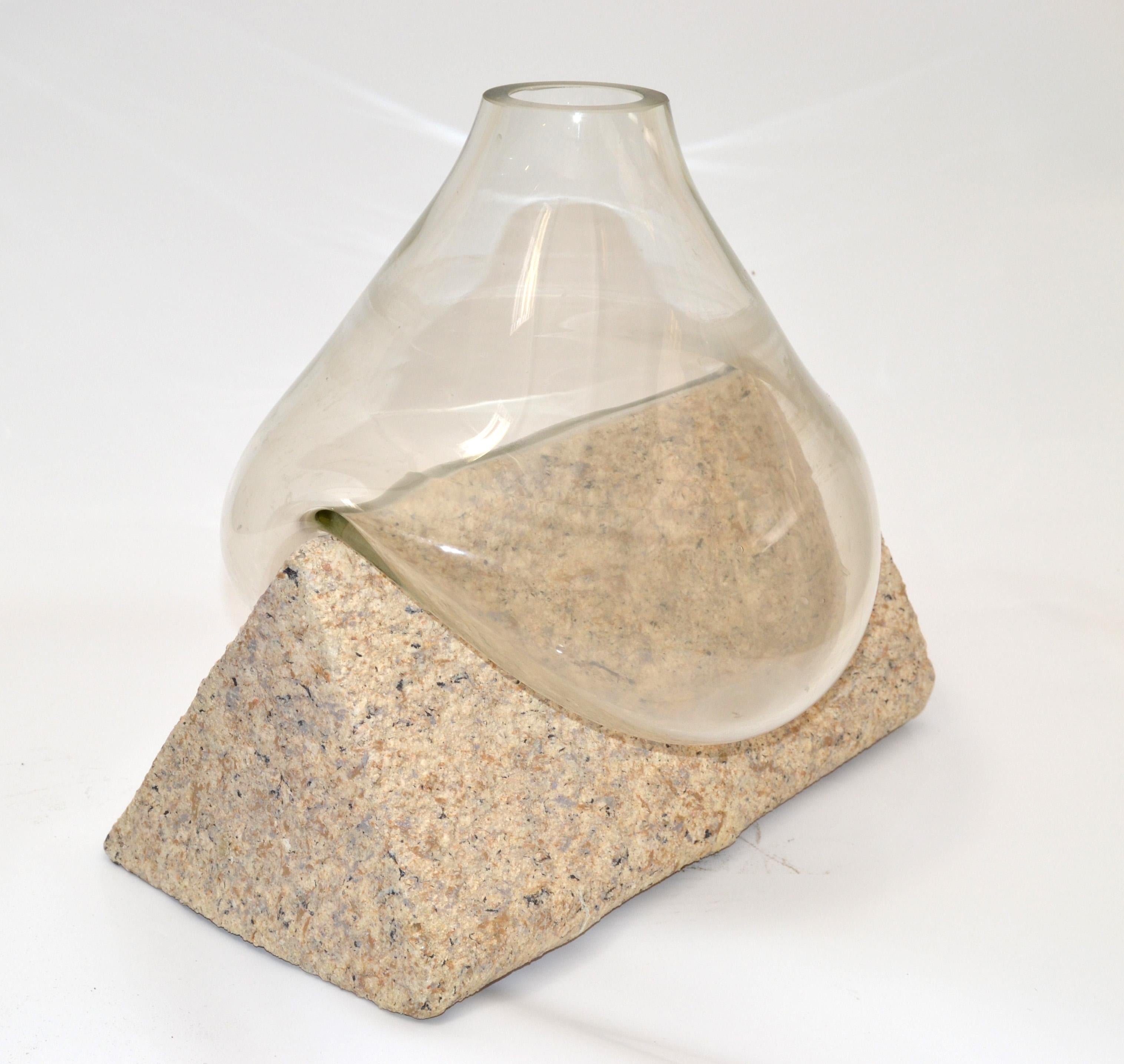 Vase 2 pièces en verre soufflé sculptural moderne de style mi-siècle moderne en forme de triangle en pierre en vente 6