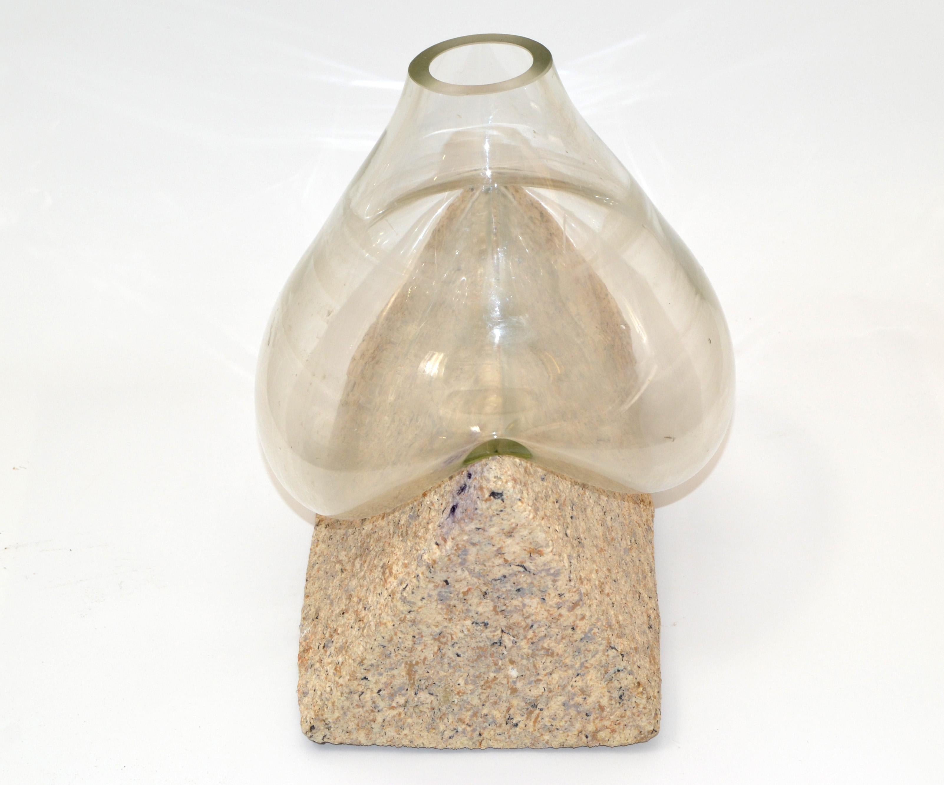 Vaso scultoreo in vetro colato, unico nel suo genere, su un pezzo di Studio A. Stone a forma di triangolo.
Può contenere un bouquet di fiori di medie dimensioni e si appoggia alla base. 
Ottimo come centrotavola in una tavola imbandita a