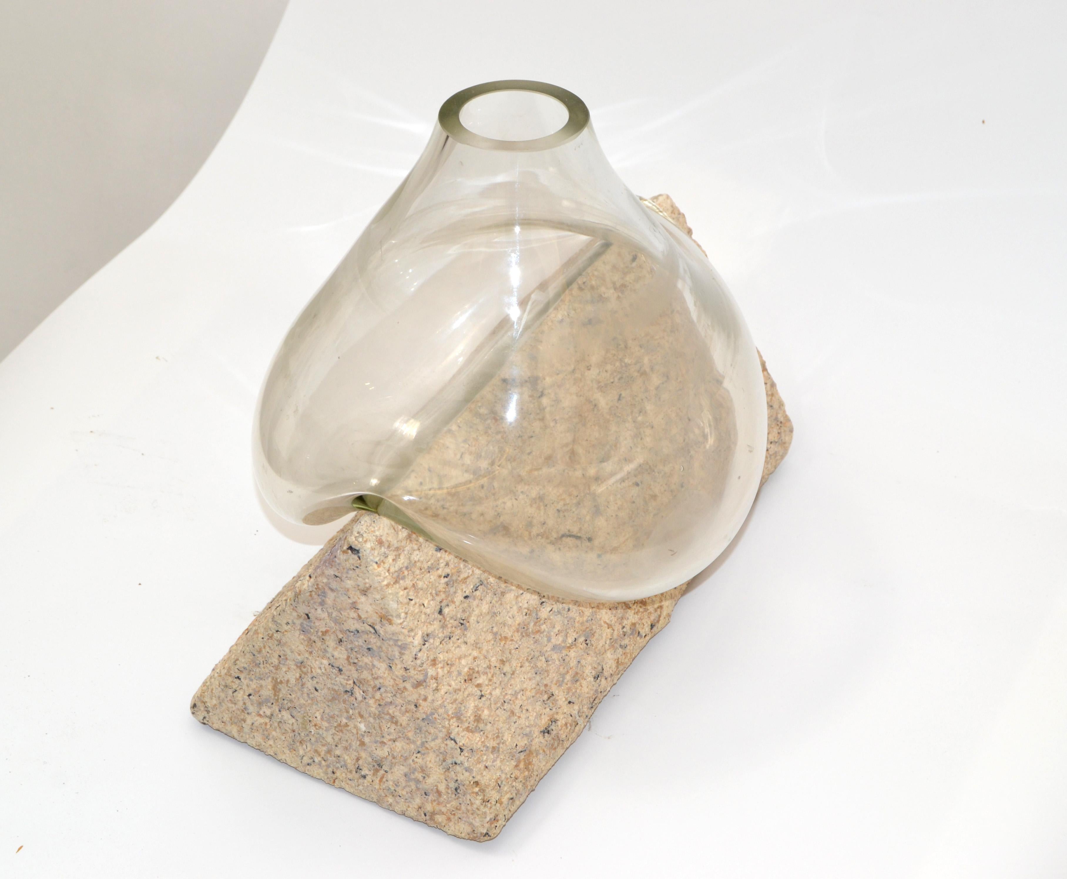 Mid-Century moderno Vaso scultoreo in vetro soffiato di metà secolo moderno in 2 pezzi con forma a triangolo A. Stone in vendita
