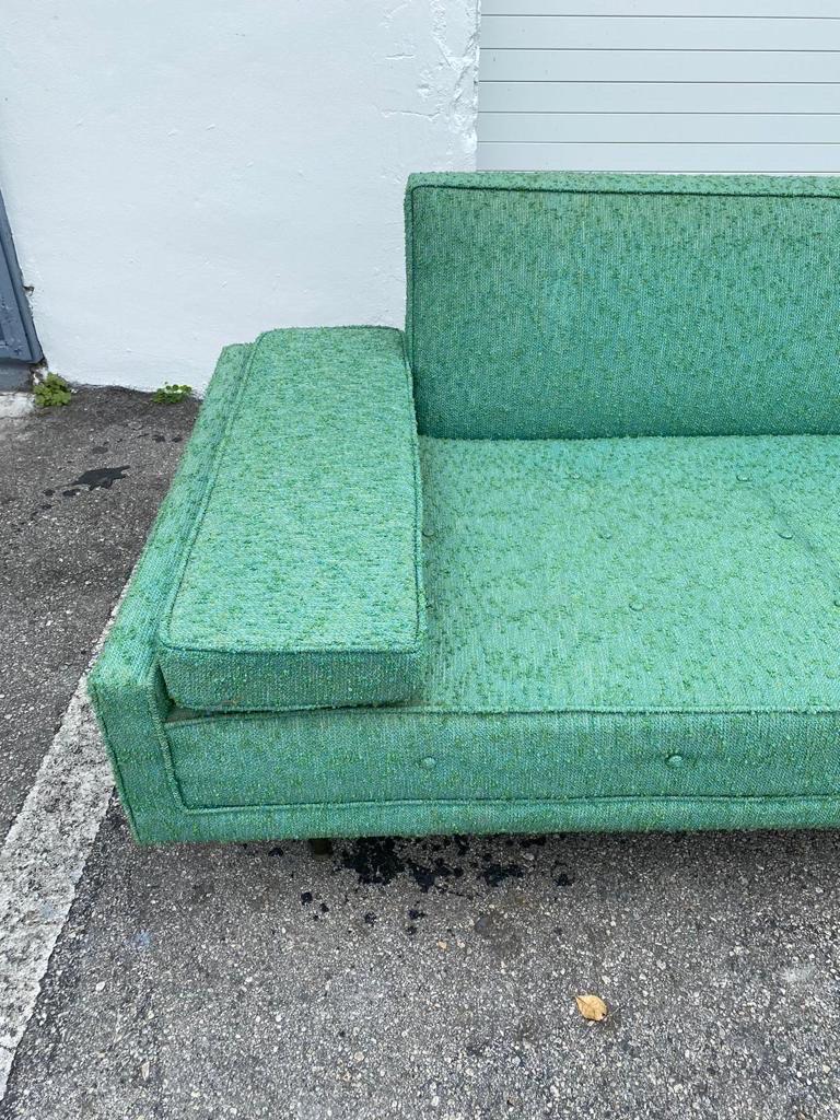 2-teiliges Mid-Century-Modern-Sofa (Messing) im Angebot