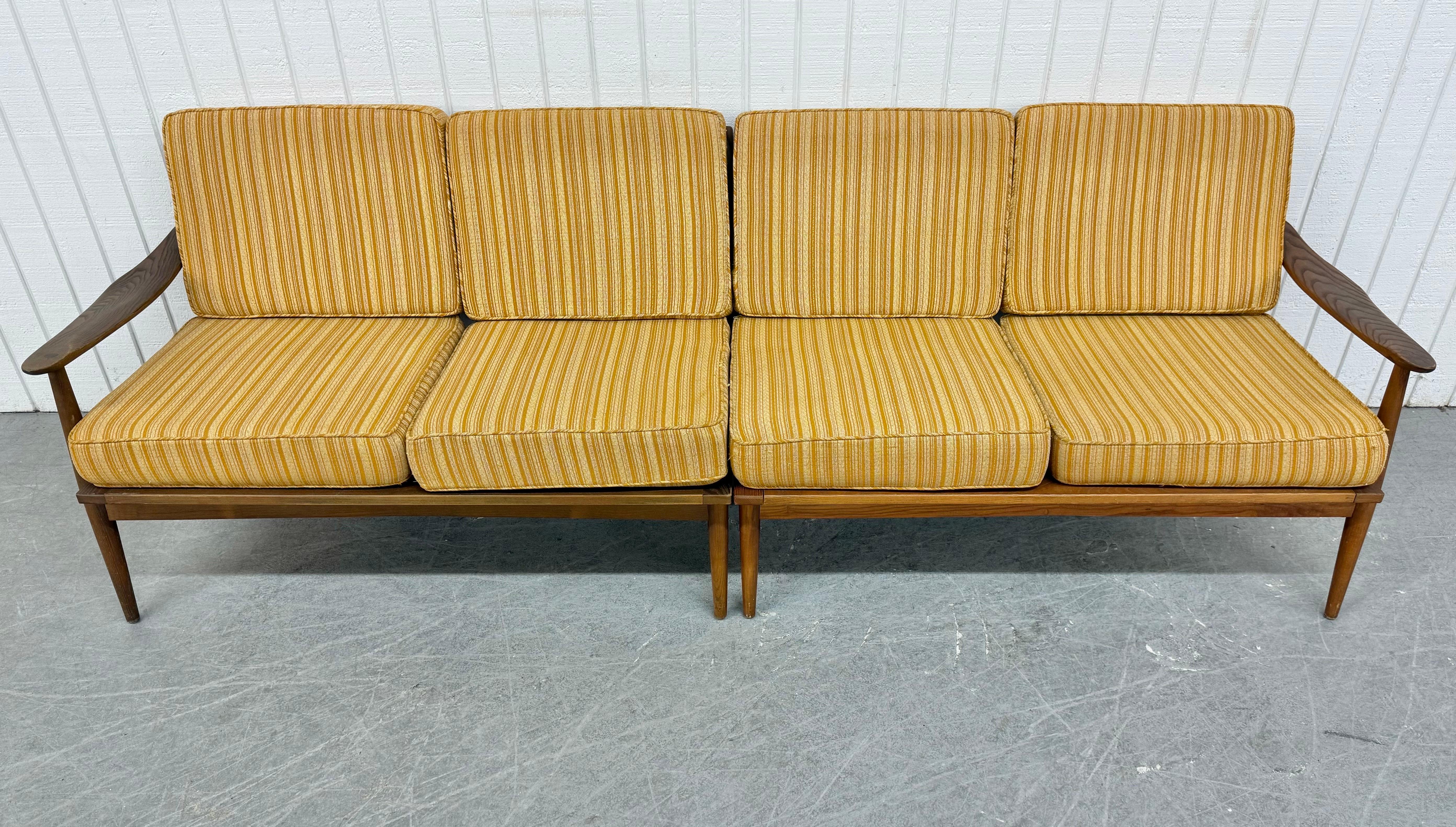 Mid-Century moderno Divano a 2 pezzi in noce in stile Mid-Century Modern in vendita