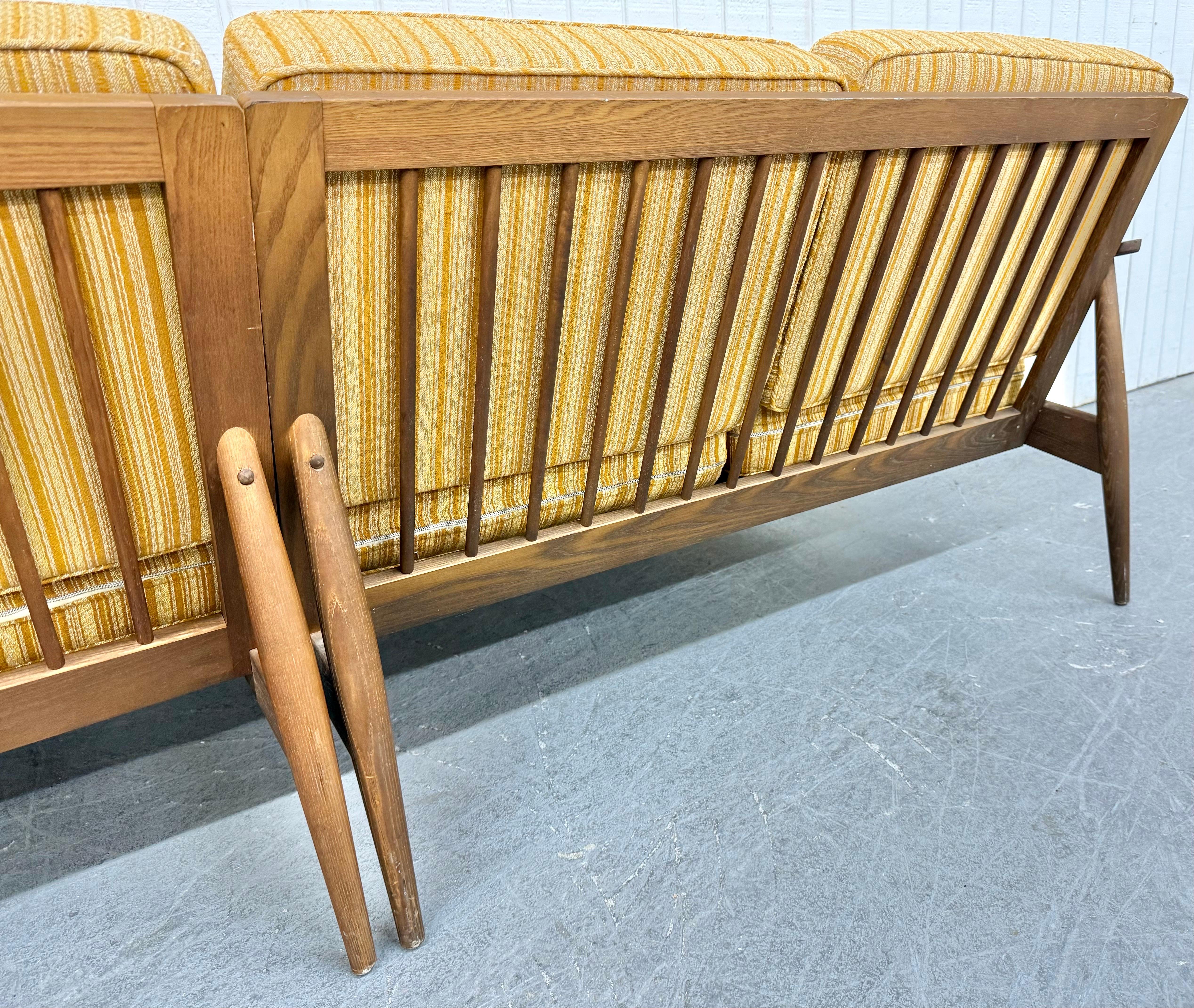 Tappezzeria Divano a 2 pezzi in noce in stile Mid-Century Modern in vendita