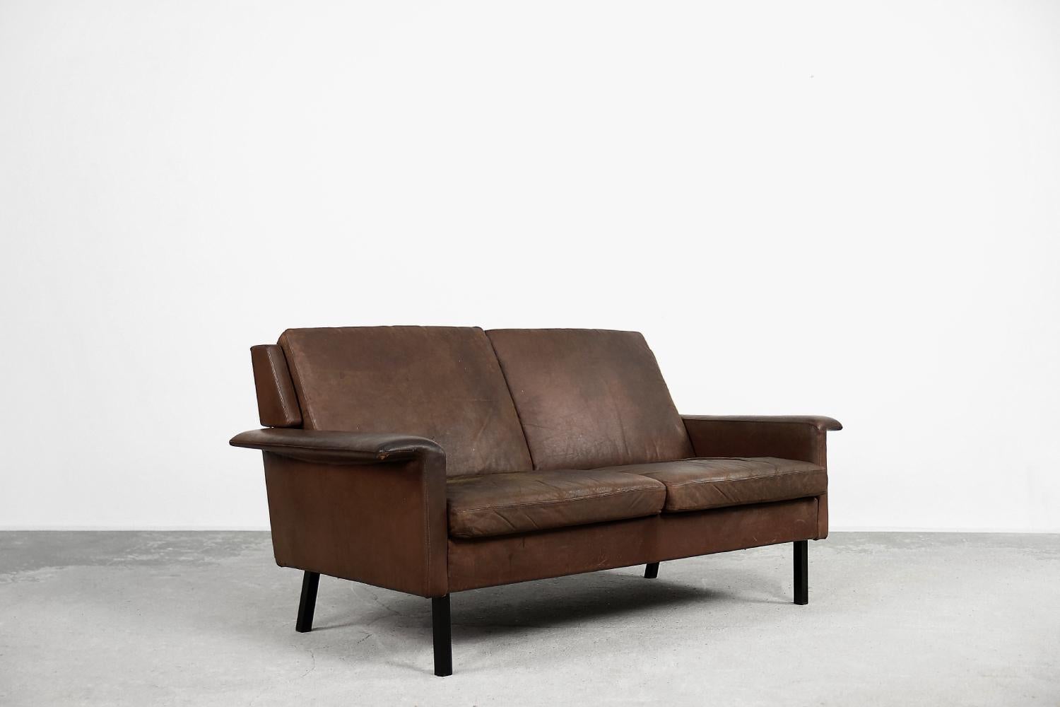 This two-seater sofa model 3330 was designed by Arne Vodder for the Danish manufacturer Fritz Hansen during the 1960s. A museum piece, rarely available for sale, especially in the two-seater version. This sofa is upholstered in high-quality amber