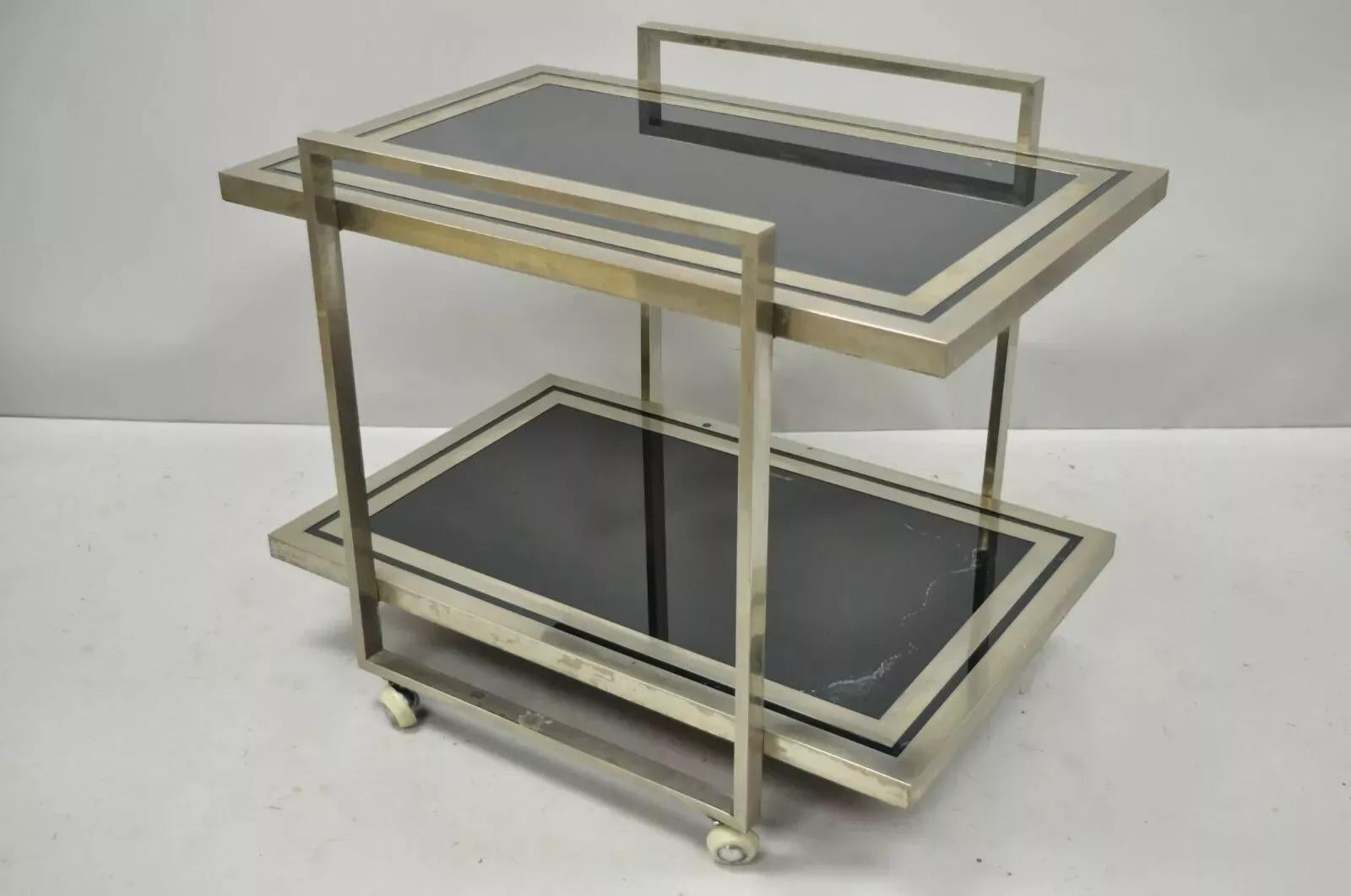 Chariot de bar de style DIAS à 2 étages en chrome et verre vert Milo Baughman. Cet article se caractérise par un cadre en métal brossé chromé, 2 niveaux de verre vert, une double bordure chromée, des roulettes roulantes, une fabrication de qualité,
