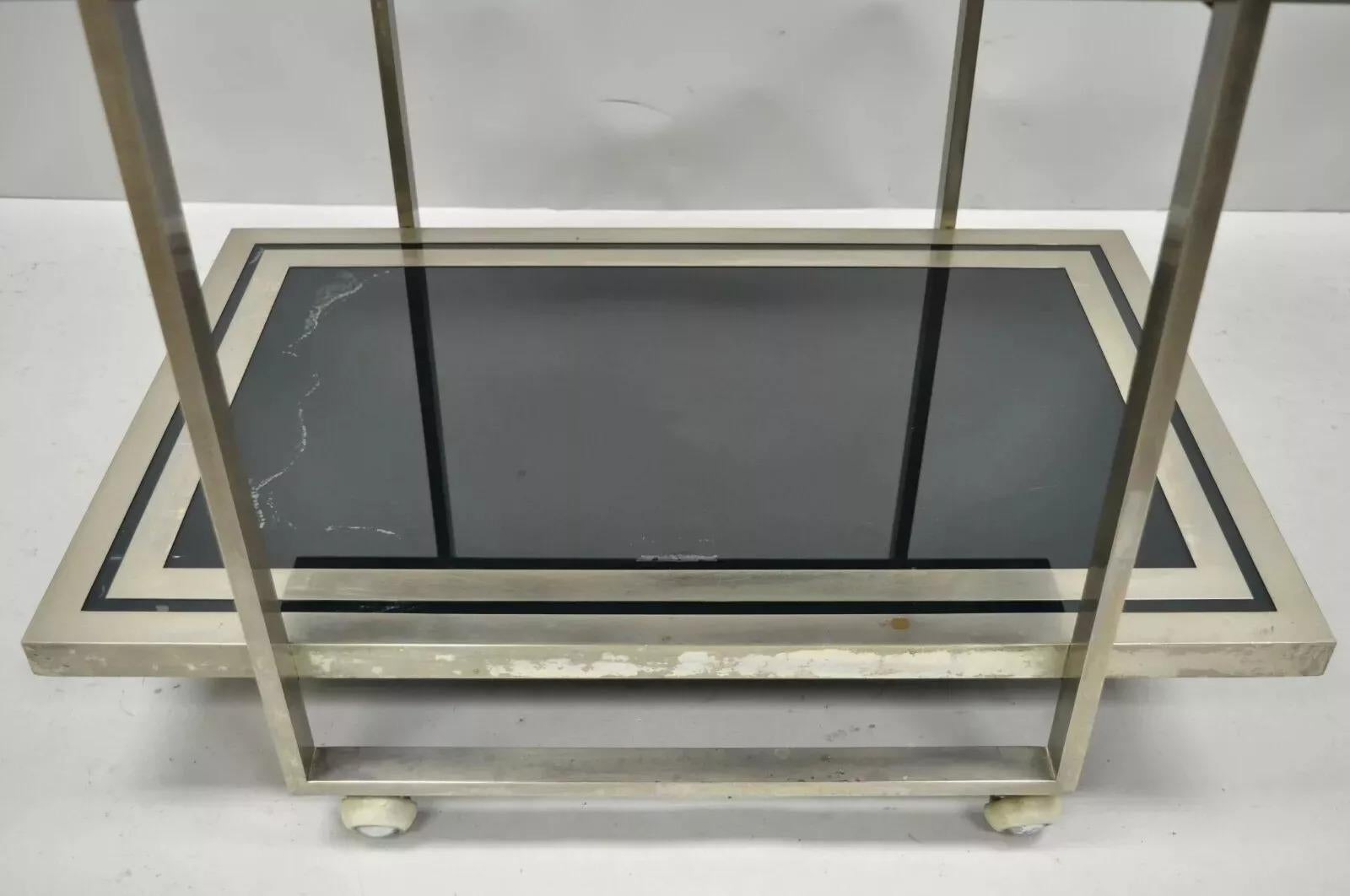 Chariot de bar Milo Baughman de style DIA mi-siècle moderne à 2 niveaux, chromé et verre vert Bon état - En vente à Philadelphia, PA