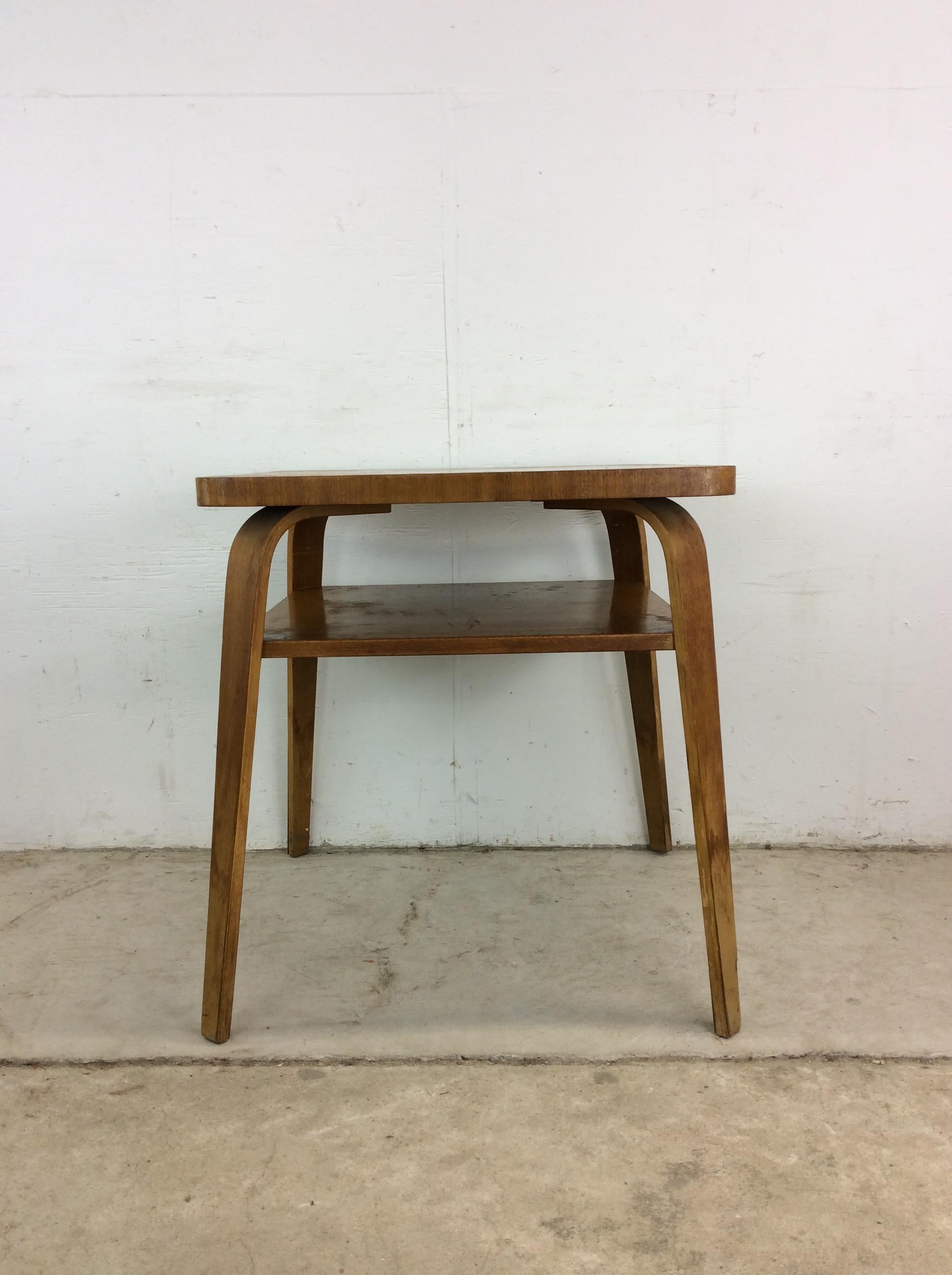 Questo tavolino da salotto moderno di metà secolo presenta una struttura in legno duro, impiallacciatura in acero con finitura originale, un ripiano inferiore e alte gambe affusolate in legno curvato.u2028u2028Il tavolo da pranzo abbinato con anta è