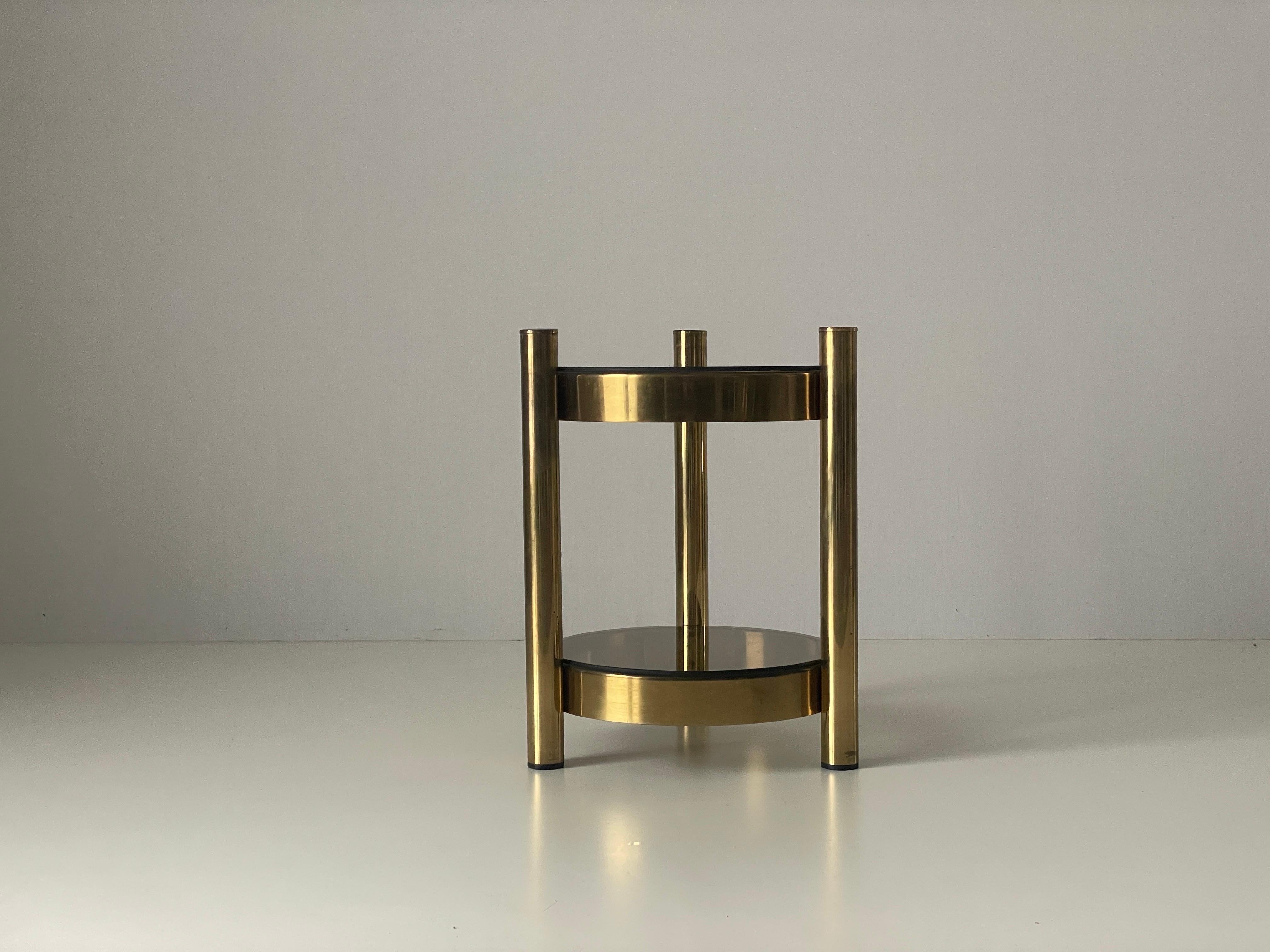 Table d'appoint moderne du milieu du siècle dernier à 2 niveaux en verre fumé et laiton, années 1960, Allemagne

Mesures :

Hauteur : 45 cm
Diamètre : 38 cm

N'hésitez pas à nous contacter si vous avez des questions.