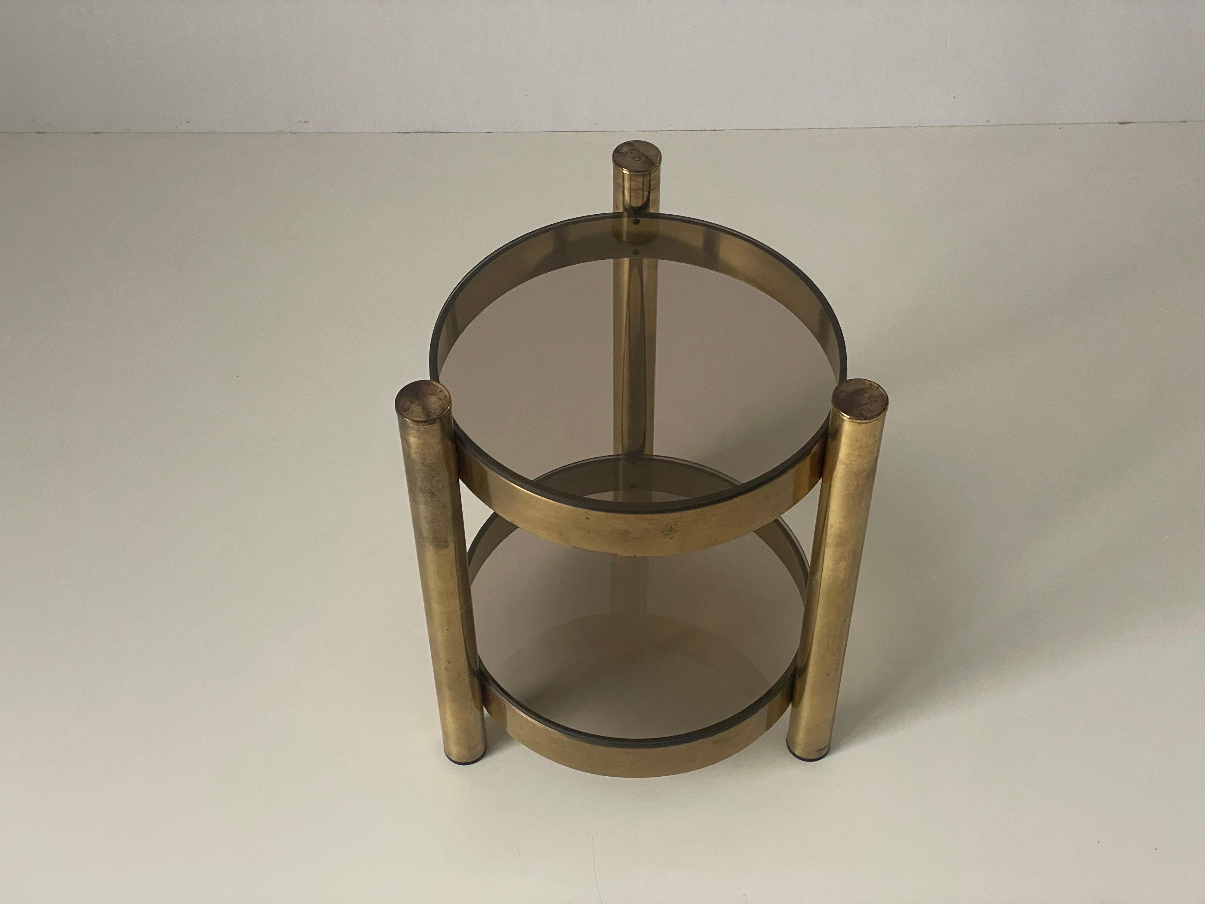 Milieu du XXe siècle Table d'appoint moderne du milieu du siècle dernier à 2 niveaux en verre fumé et laiton, années 1960, Allemagne en vente