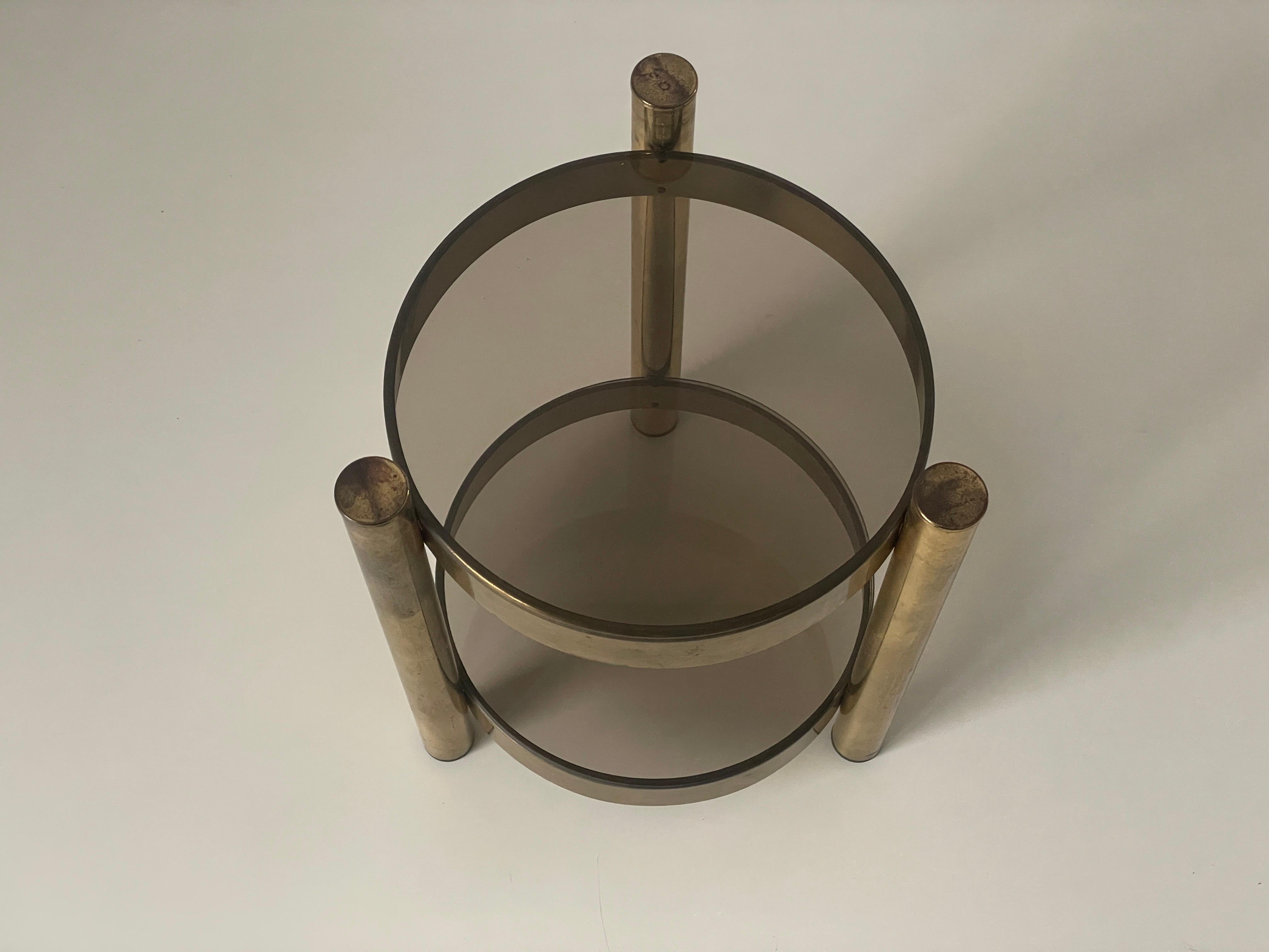Laiton Table d'appoint moderne du milieu du siècle dernier à 2 niveaux en verre fumé et laiton, années 1960, Allemagne en vente
