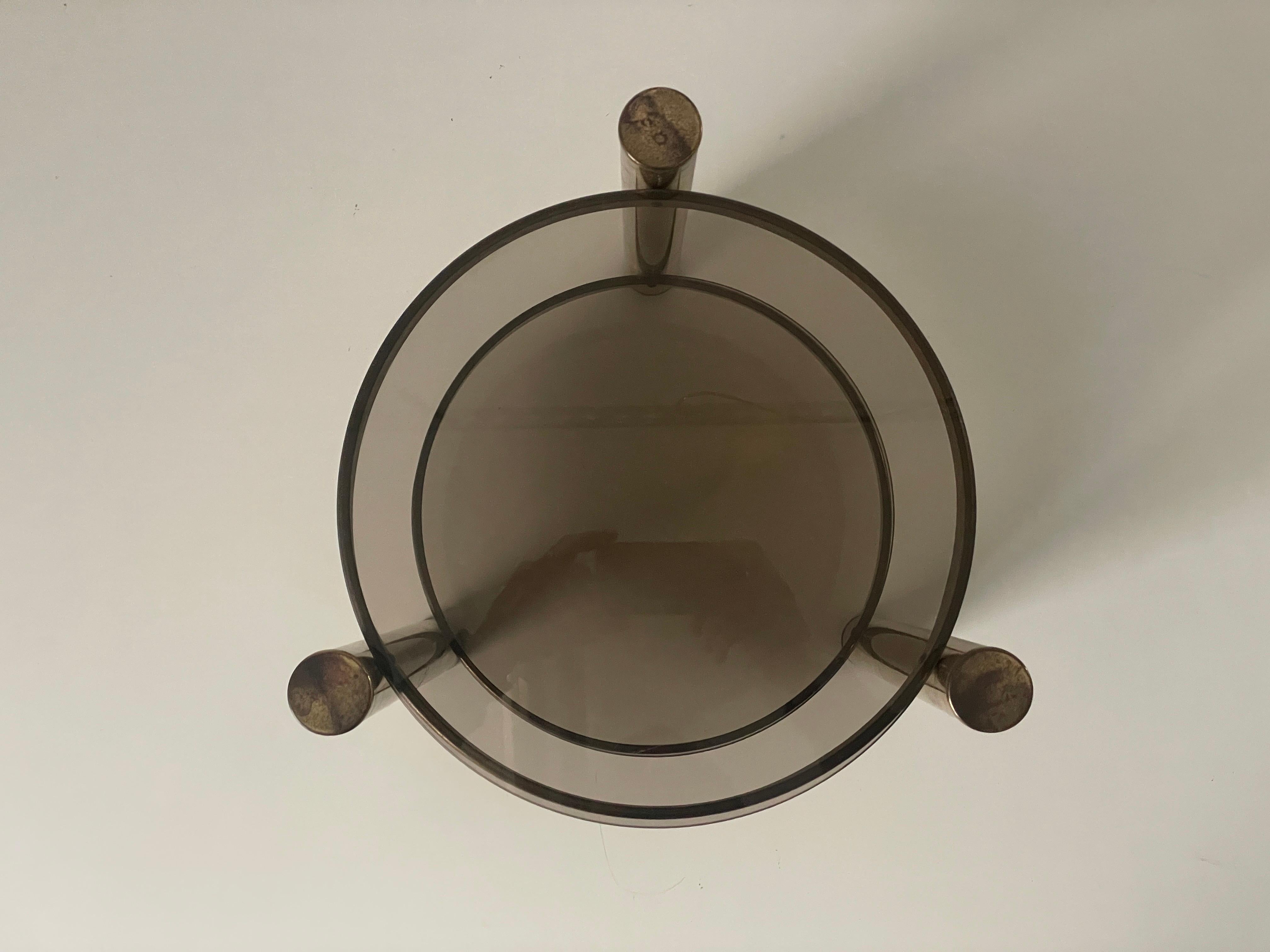 Table d'appoint moderne du milieu du siècle dernier à 2 niveaux en verre fumé et laiton, années 1960, Allemagne en vente 1