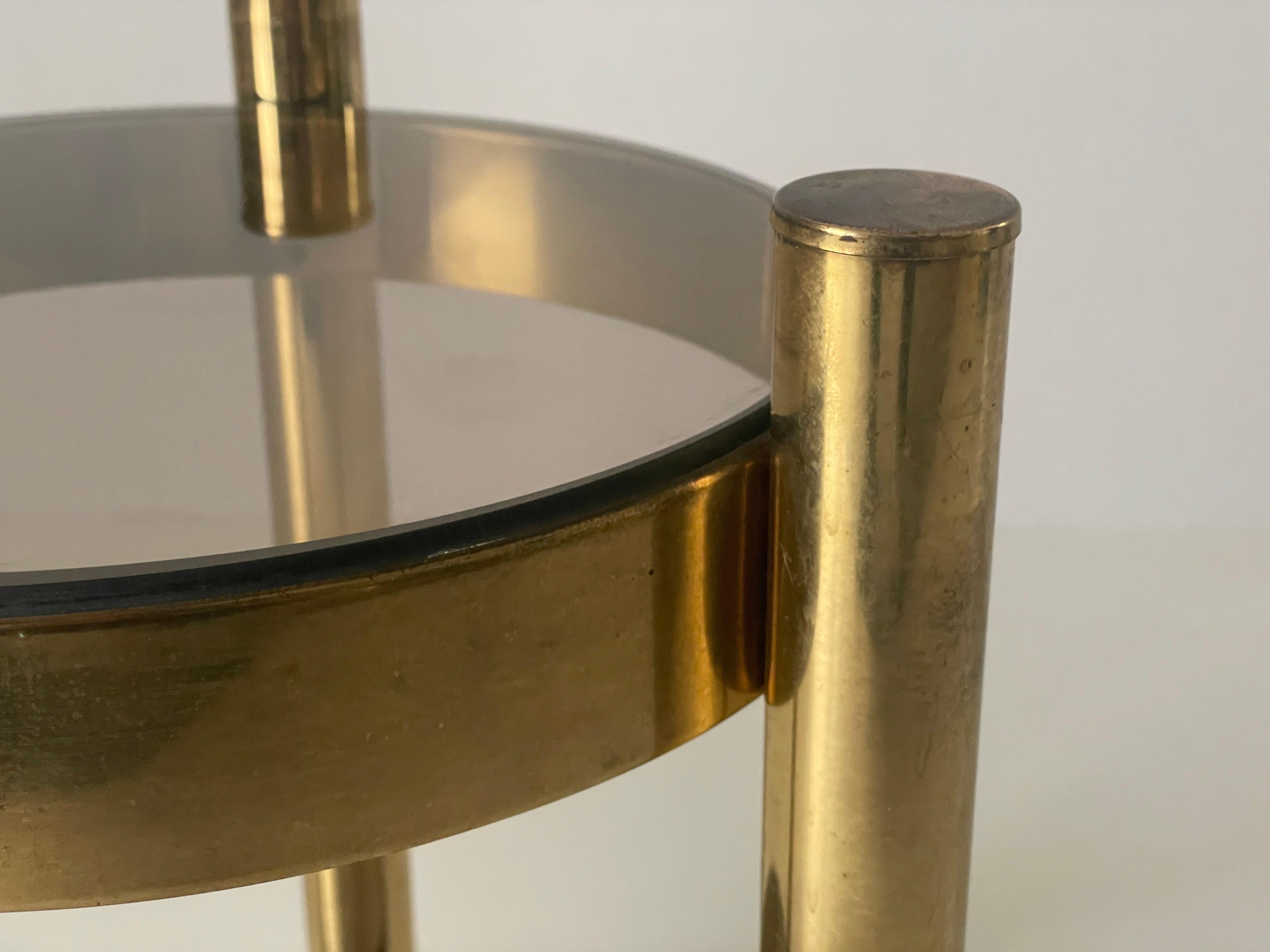 Table d'appoint moderne du milieu du siècle dernier à 2 niveaux en verre fumé et laiton, années 1960, Allemagne en vente 2