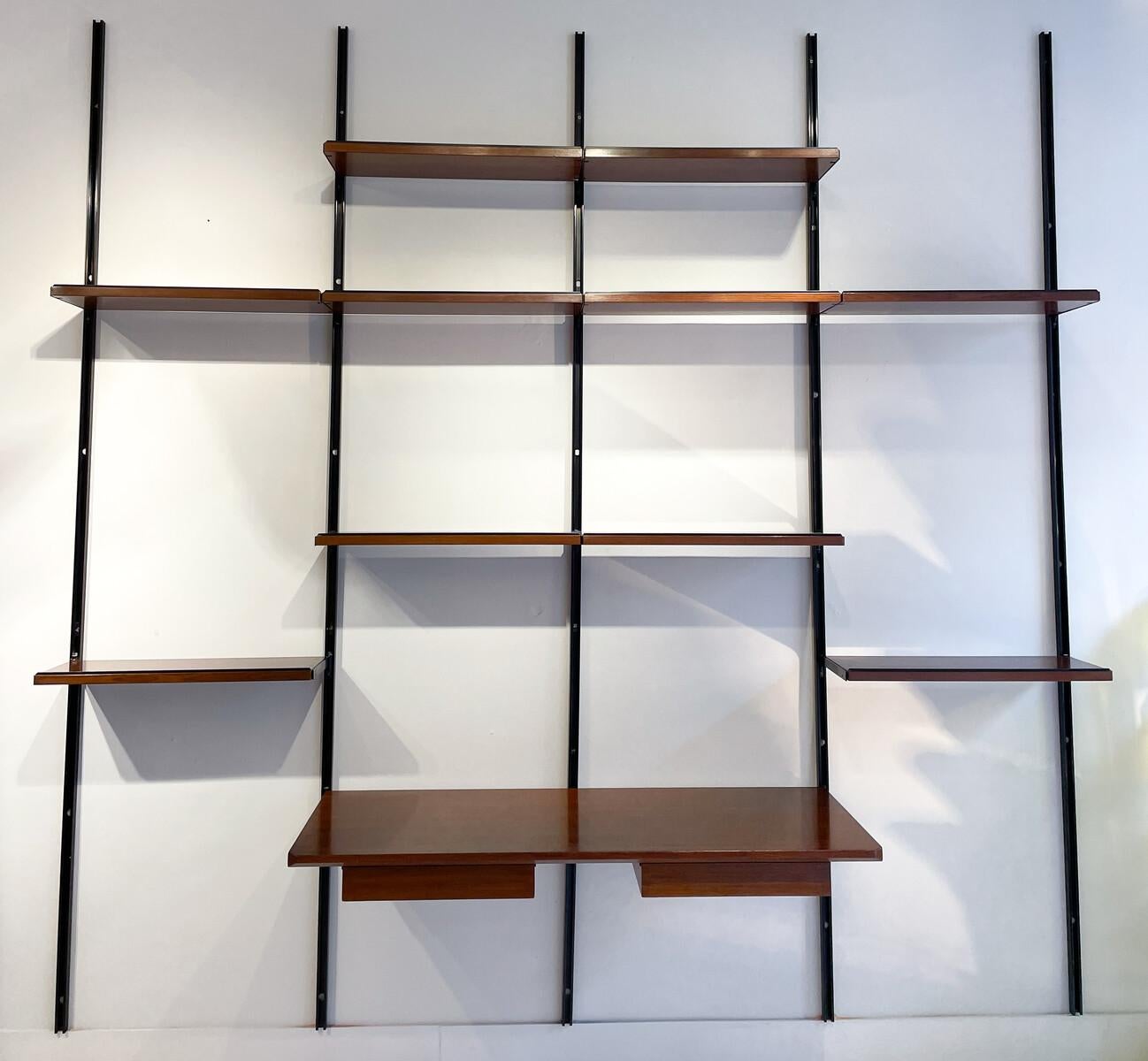 Mid-Century Modern 22 Bookshelf by Osvaldo Borsani for Tecno, Italy, 1960s In Good Condition For Sale In Brussels, BE