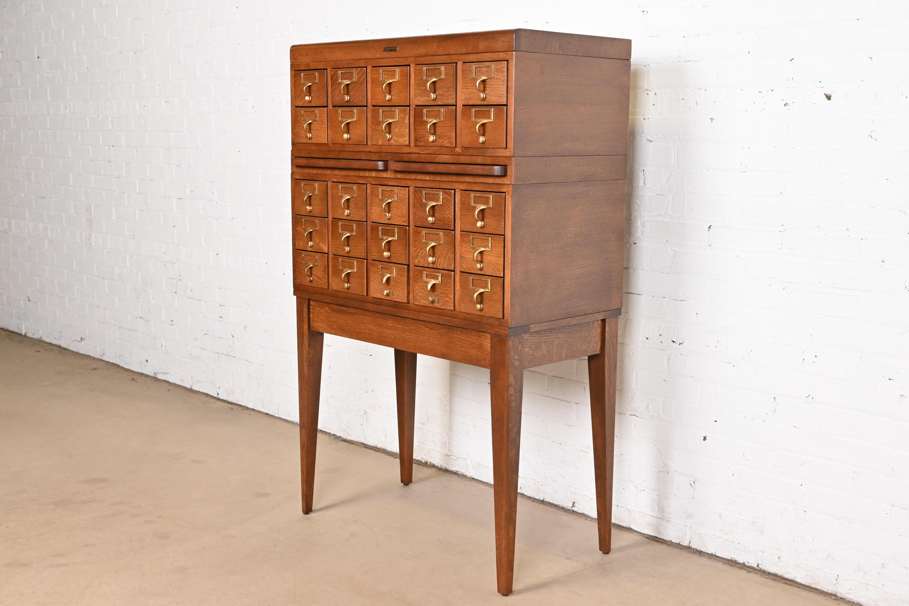 A beautiful Arts & Crafts or Mid-Century Modern 25-drawer library card catalog or file cabinet with two pull-out writing tablets

By Gaylord Bros.

USA, Mid-20th Century

Quarter sawn oak, with brass hardware.

Measures: 33