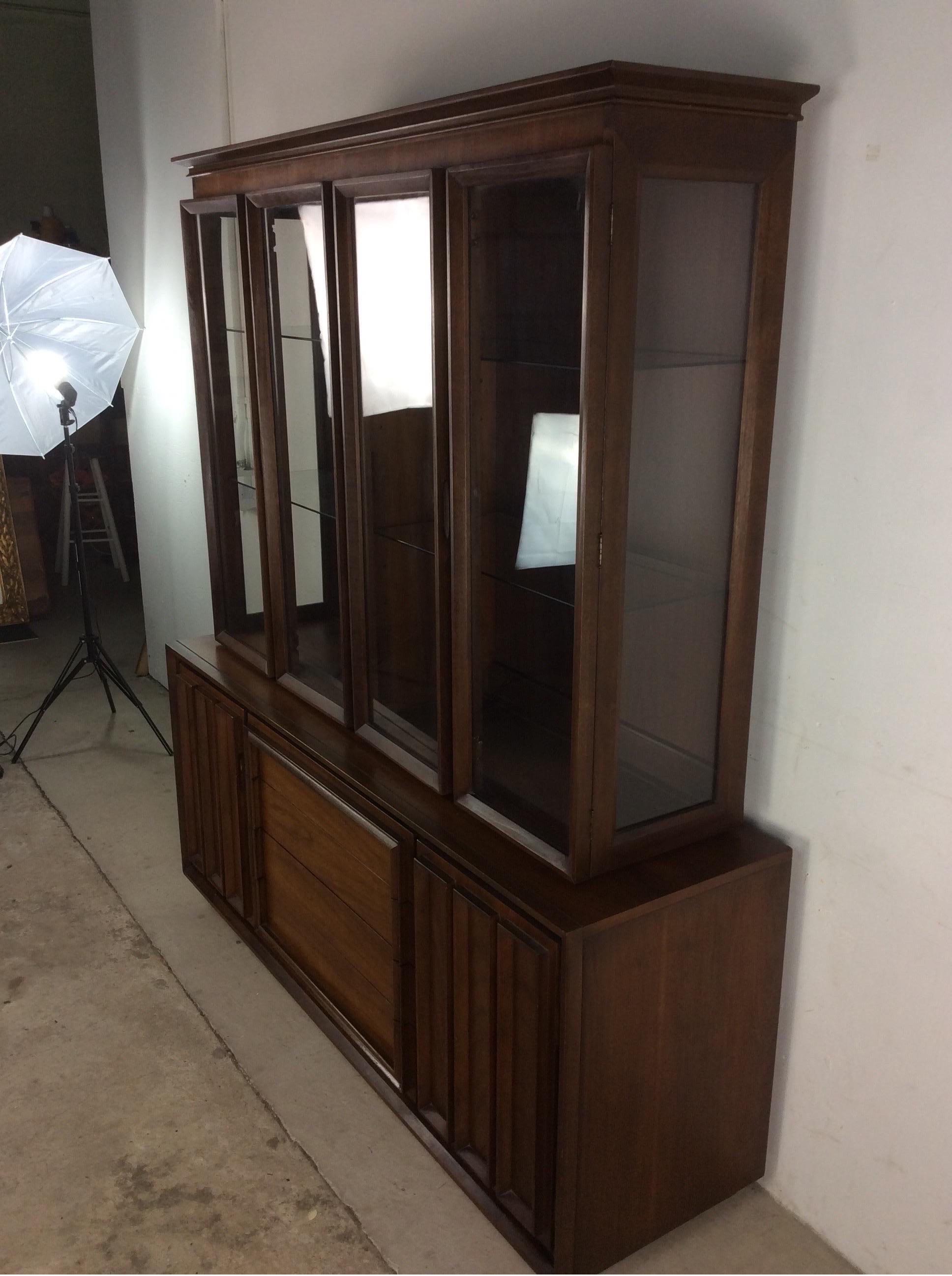 Mid-Century Modern 2pc China Cabinet with Glass Shelves In Good Condition For Sale In Freehold, NJ