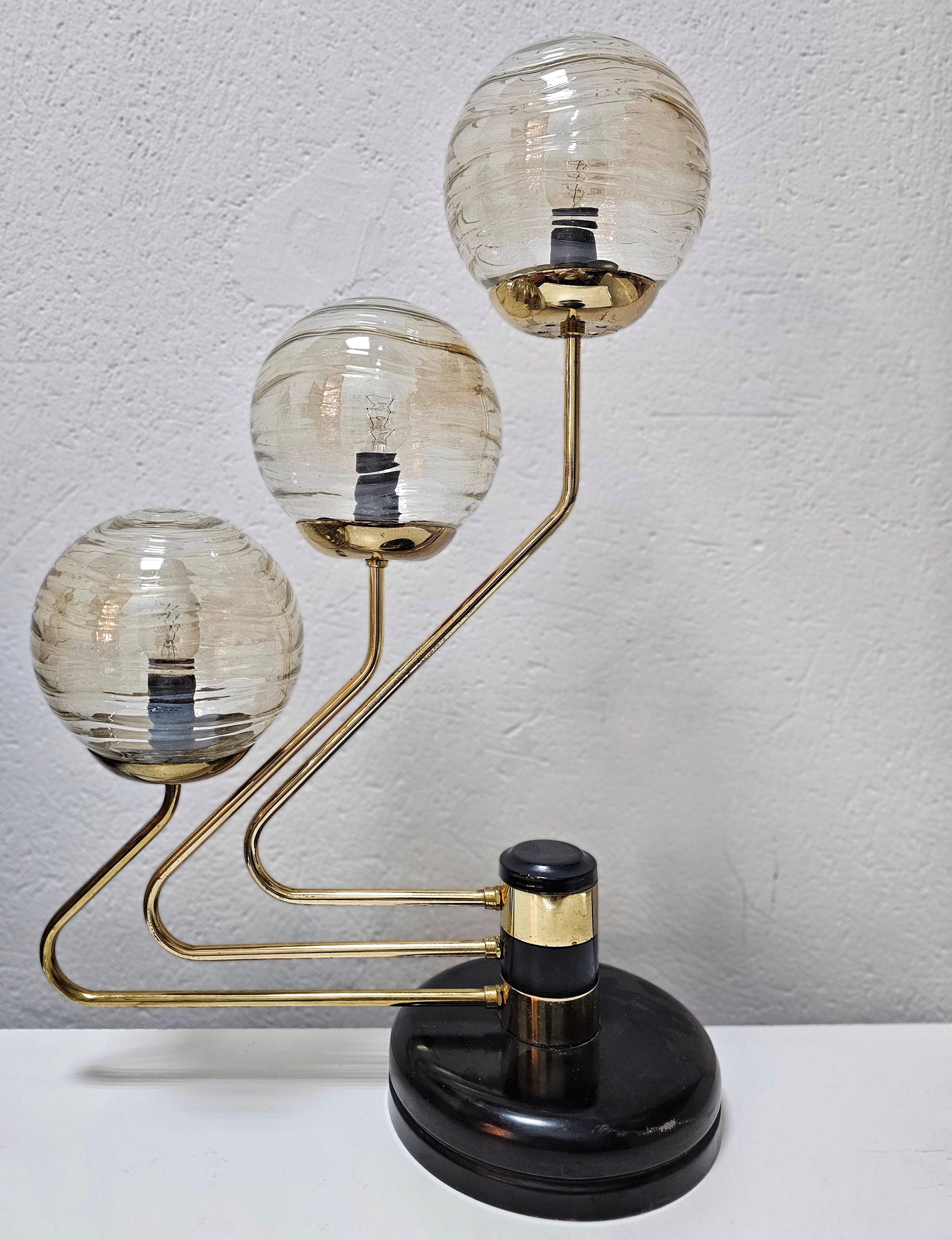 Moderne 3-Arm-Tischlampe aus der Mitte des Jahrhunderts in Schwarz und Gold, Jugoslawien 1960er Jahre (Moderne der Mitte des Jahrhunderts) im Angebot