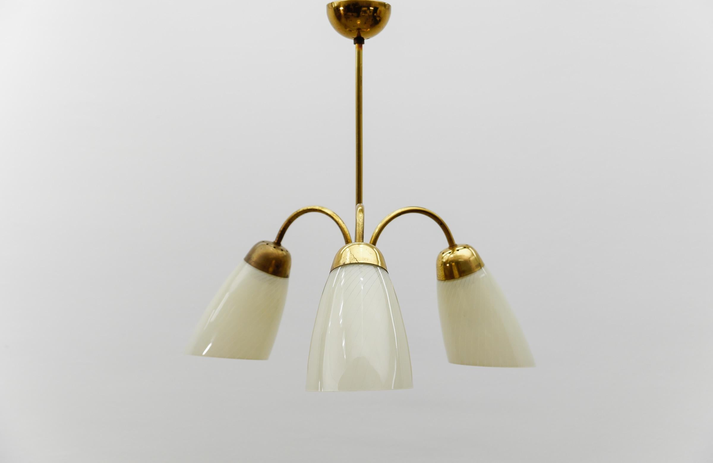 Lampada a sospensione a tre bracci in ottone e vetro, 1950 in vendita 3