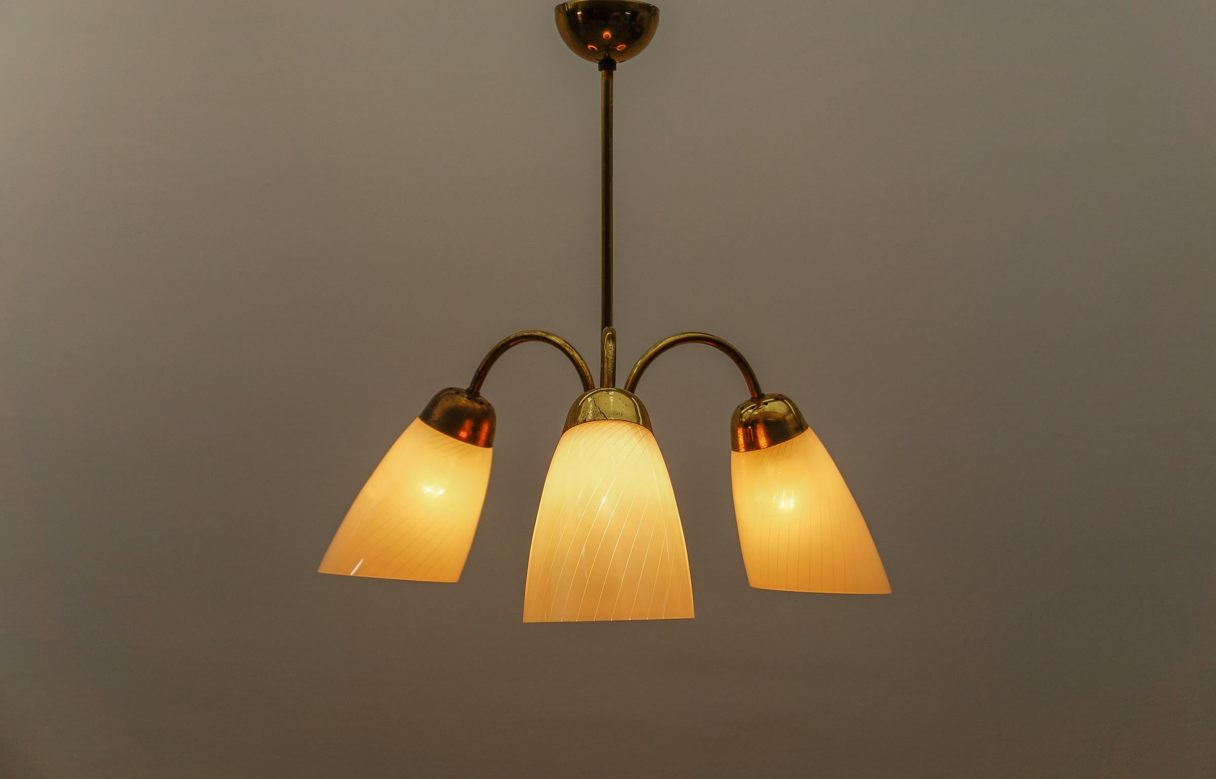 Lampada a sospensione a tre bracci in ottone e vetro, 1960 Austria

Tre prese E27. Funziona con 220V e 110V.

Le nostre lampade sono controllate, pulite e adatte all'uso negli Stati Uniti.

Le lampadine non sono incluse.

È possibile installare