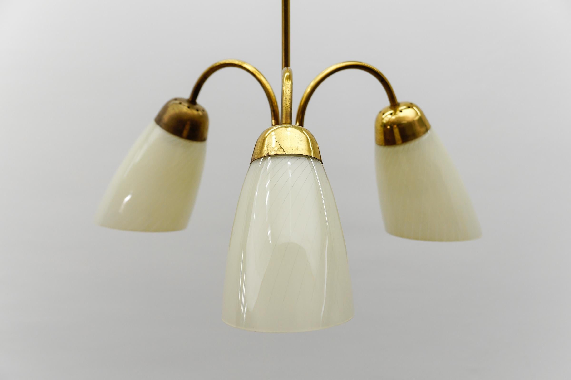 Mid-Century moderno Lampada a sospensione a tre bracci in ottone e vetro, 1950 in vendita