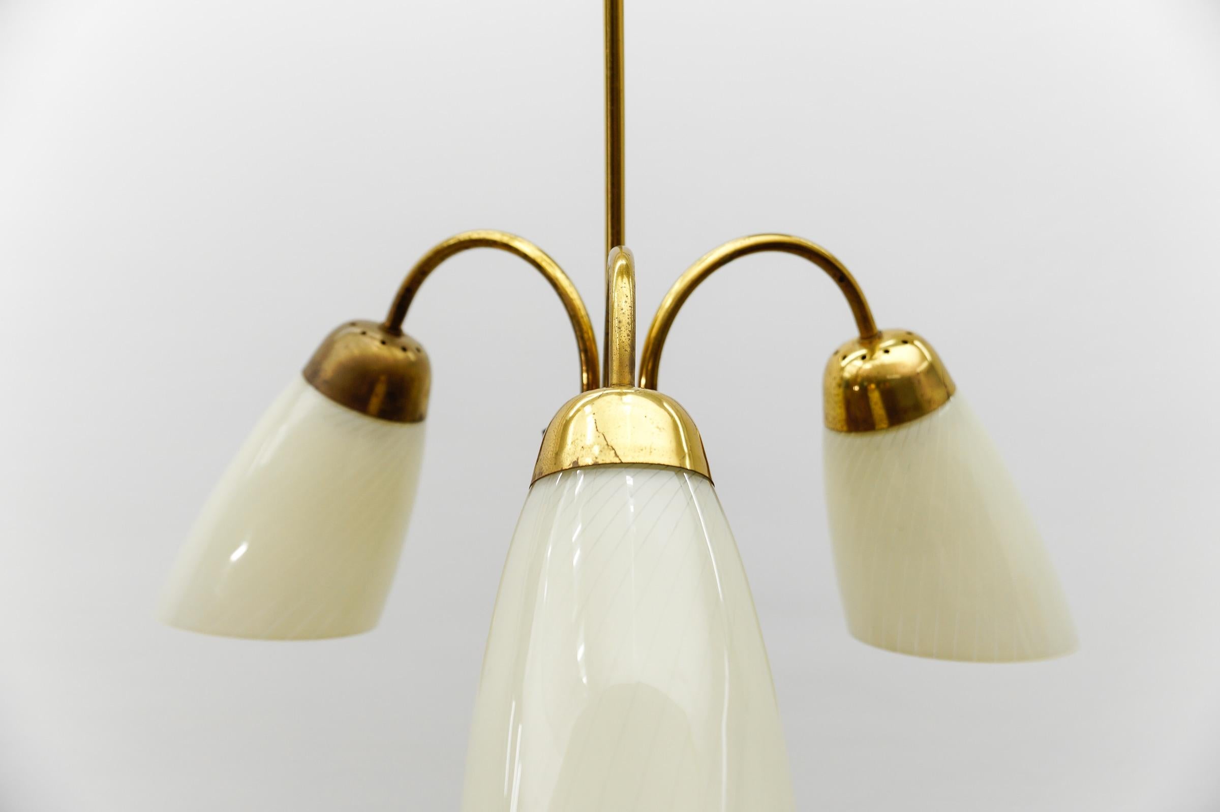 Tedesco Lampada a sospensione a tre bracci in ottone e vetro, 1950 in vendita