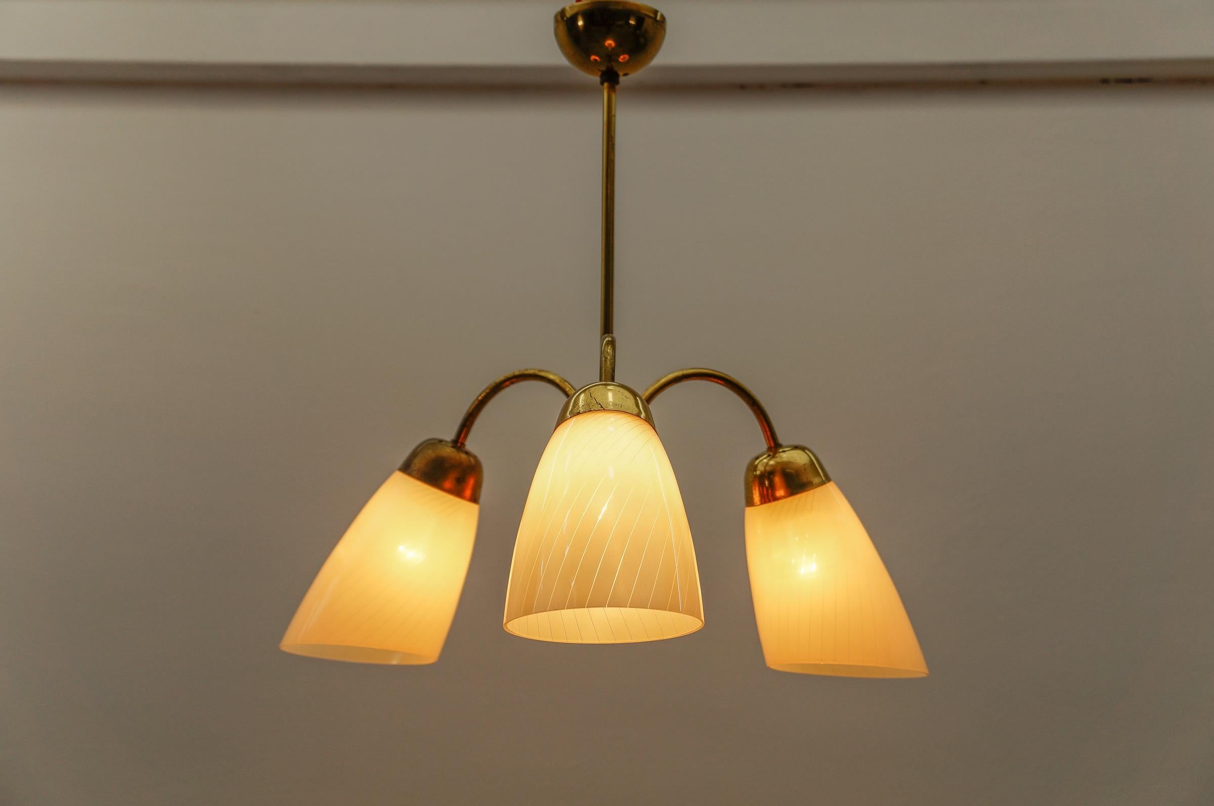 Lampada a sospensione a tre bracci in ottone e vetro, 1950 In condizioni buone in vendita a Nürnberg, Bayern
