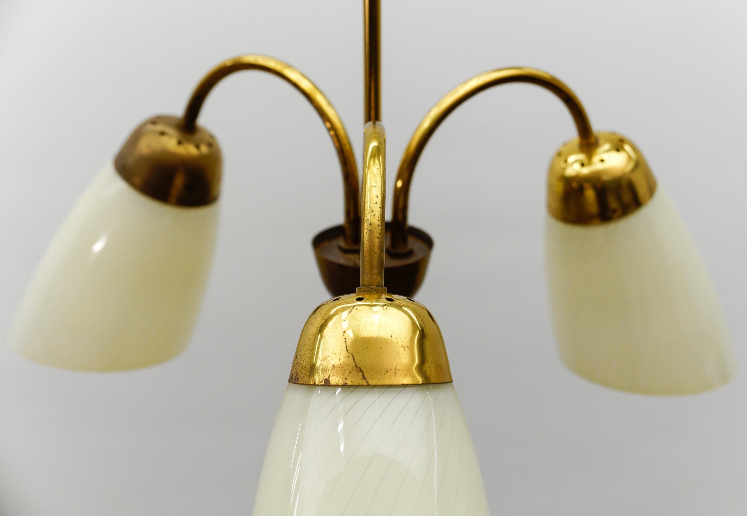 Metà XX secolo Lampada a sospensione a tre bracci in ottone e vetro, 1950 in vendita