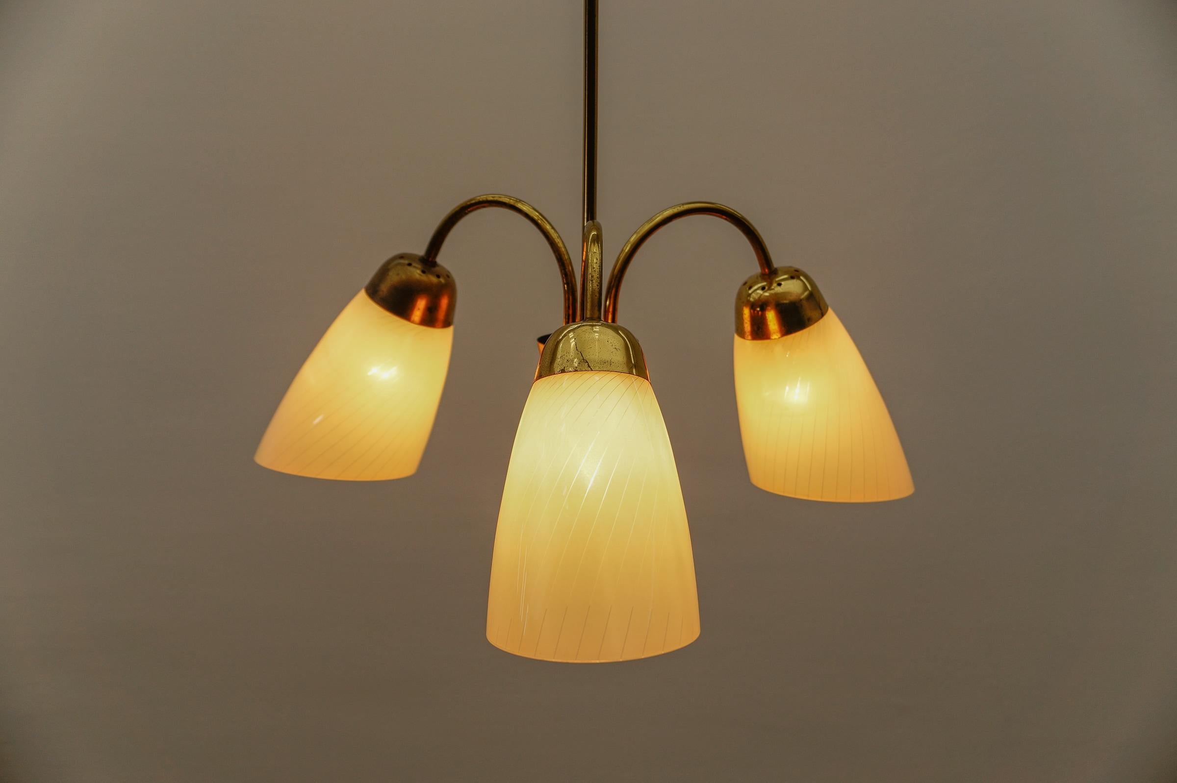 Ottone Lampada a sospensione a tre bracci in ottone e vetro, 1950 in vendita