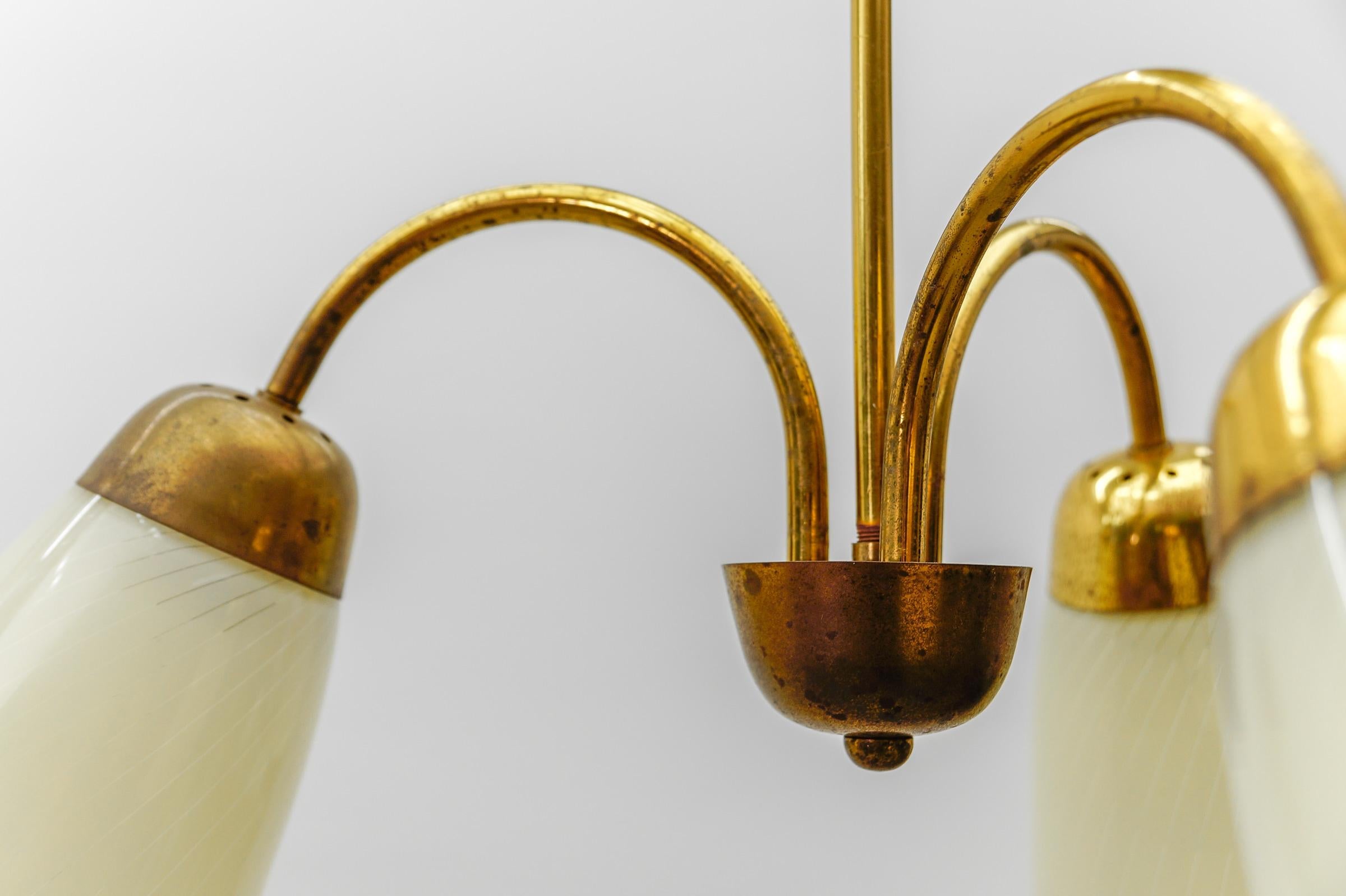 Lampada a sospensione a tre bracci in ottone e vetro, 1950 in vendita 1