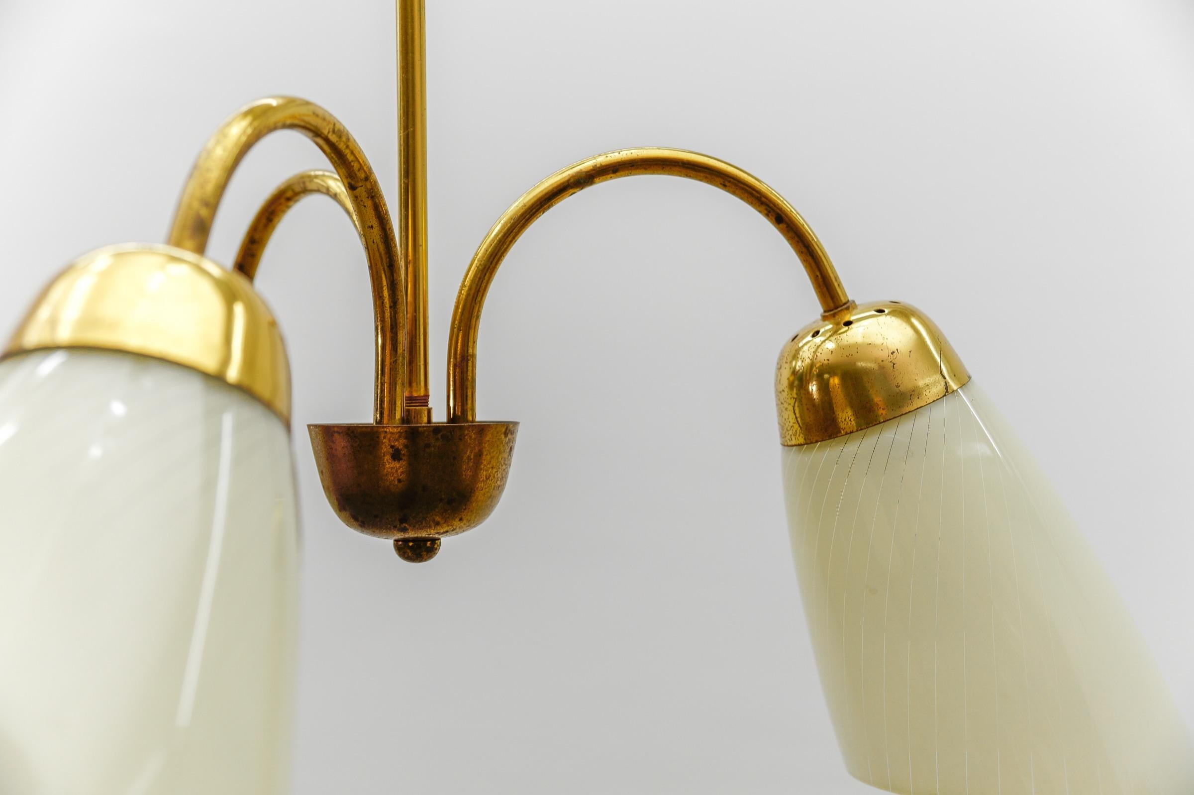 Lampada a sospensione a tre bracci in ottone e vetro, 1950 in vendita 2