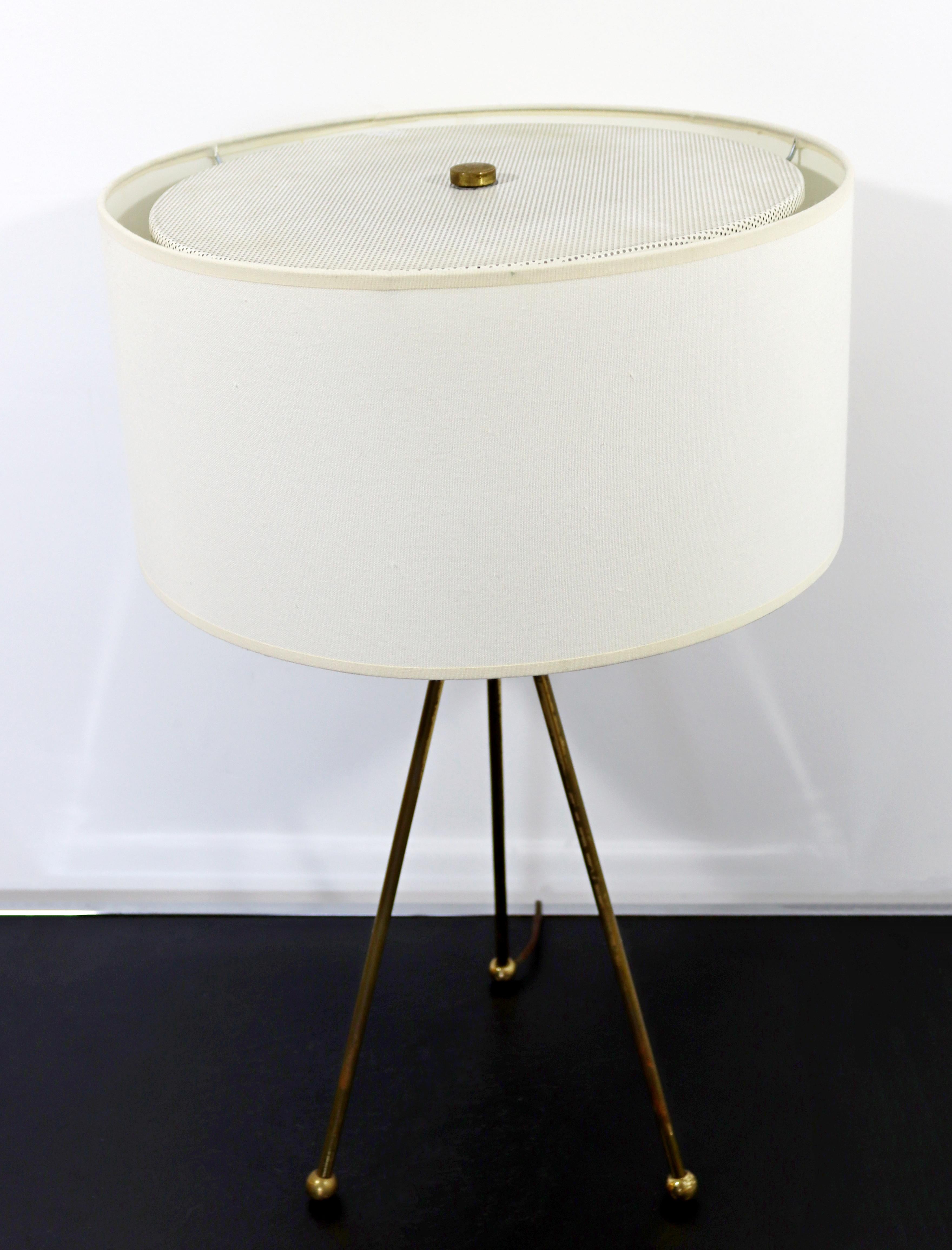 For your consideration is a gorgeous table lamp, on three elgs and with its original shade and finial, circa the 1960s. In very good vintage condition. The dimensions are 16