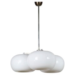 Moderner 3-Licht-Opalglas-Kronleuchter aus der Jahrhundertmitte, Italien, 1970er Jahre