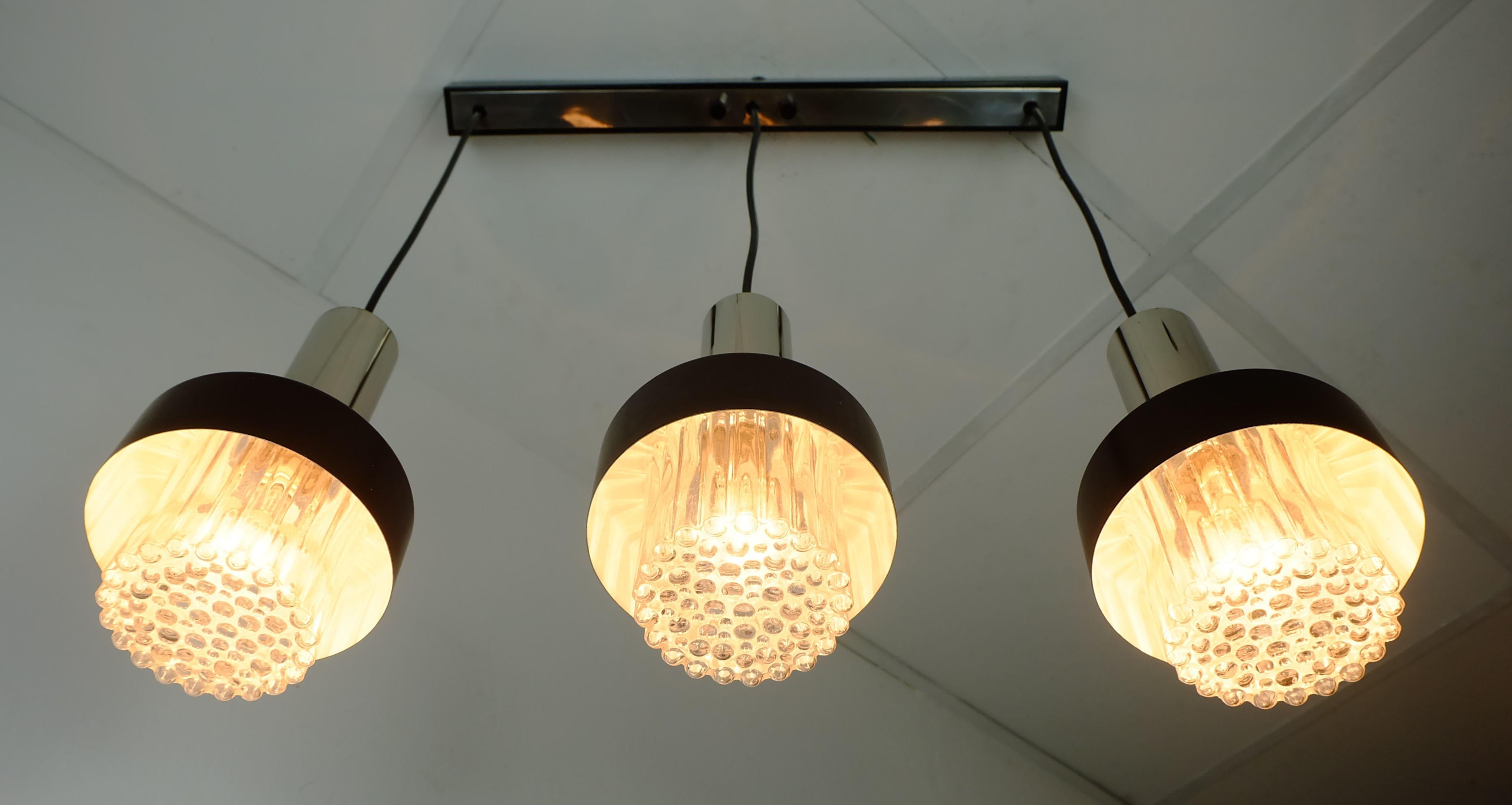 mid century modern 3-light PENDANT LAMP glass and chrome and black metal 1960s In Good Condition For Sale In Mannheim, DE