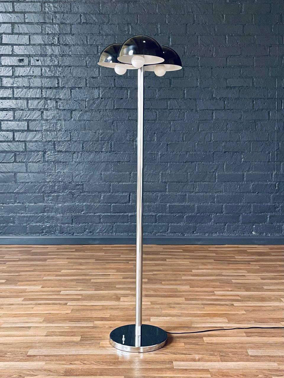 Zustand: Original Vintage By Zustand

Diese auffällige Mid-Century Modern Stehleuchte aus den 1960er Jahren zeichnet sich durch ein kühnes und skulpturales Design mit drei schwarz emaillierten Kuppelschirmen aus, die in einer Tri-Orb-Konfiguration
