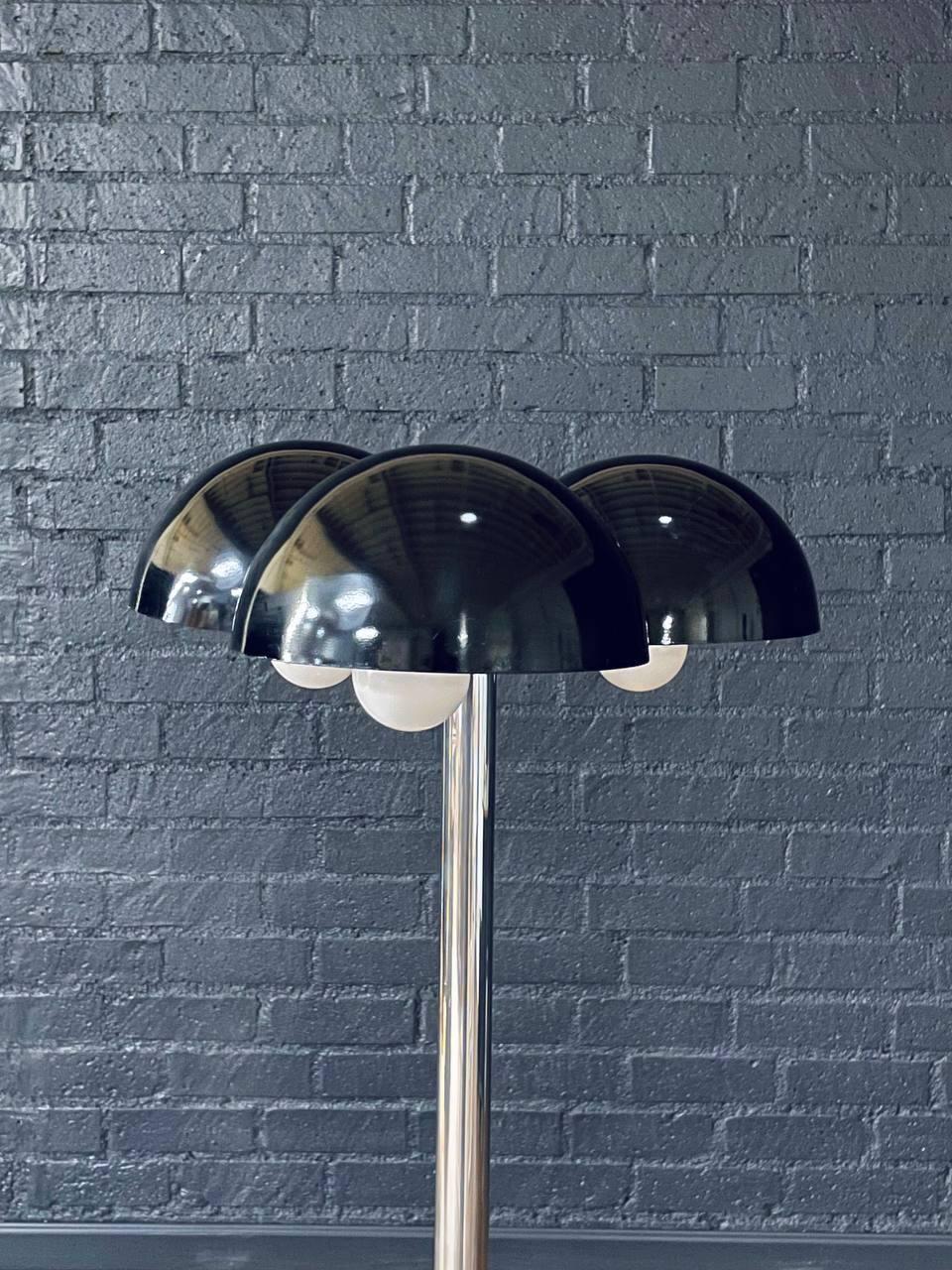 Mid-Century Modern 3-Orb Dome Chrome Stehleuchte (Emaille) im Angebot