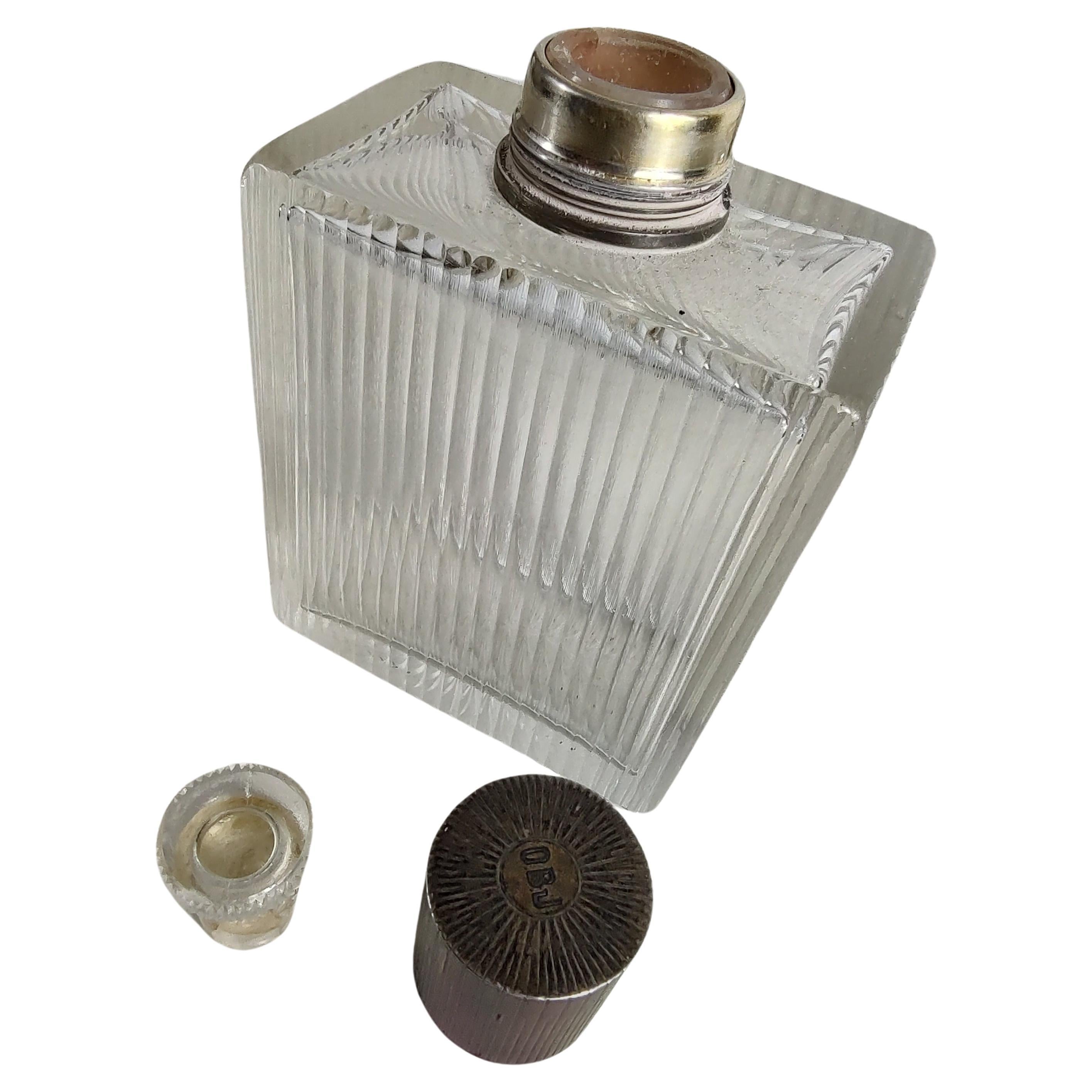 Fabelhaftes 3-teiliges Set von Kommodenflaschen mit Silberkappen aus der Tschechoslowakei um 1960. In ausgezeichnetem Zustand mit minimaler Abnutzung, unpoliert. Verkauft und bepreist als 3er-Set. Geripptes Glas. Paraphierung auf CAP O.B.J.